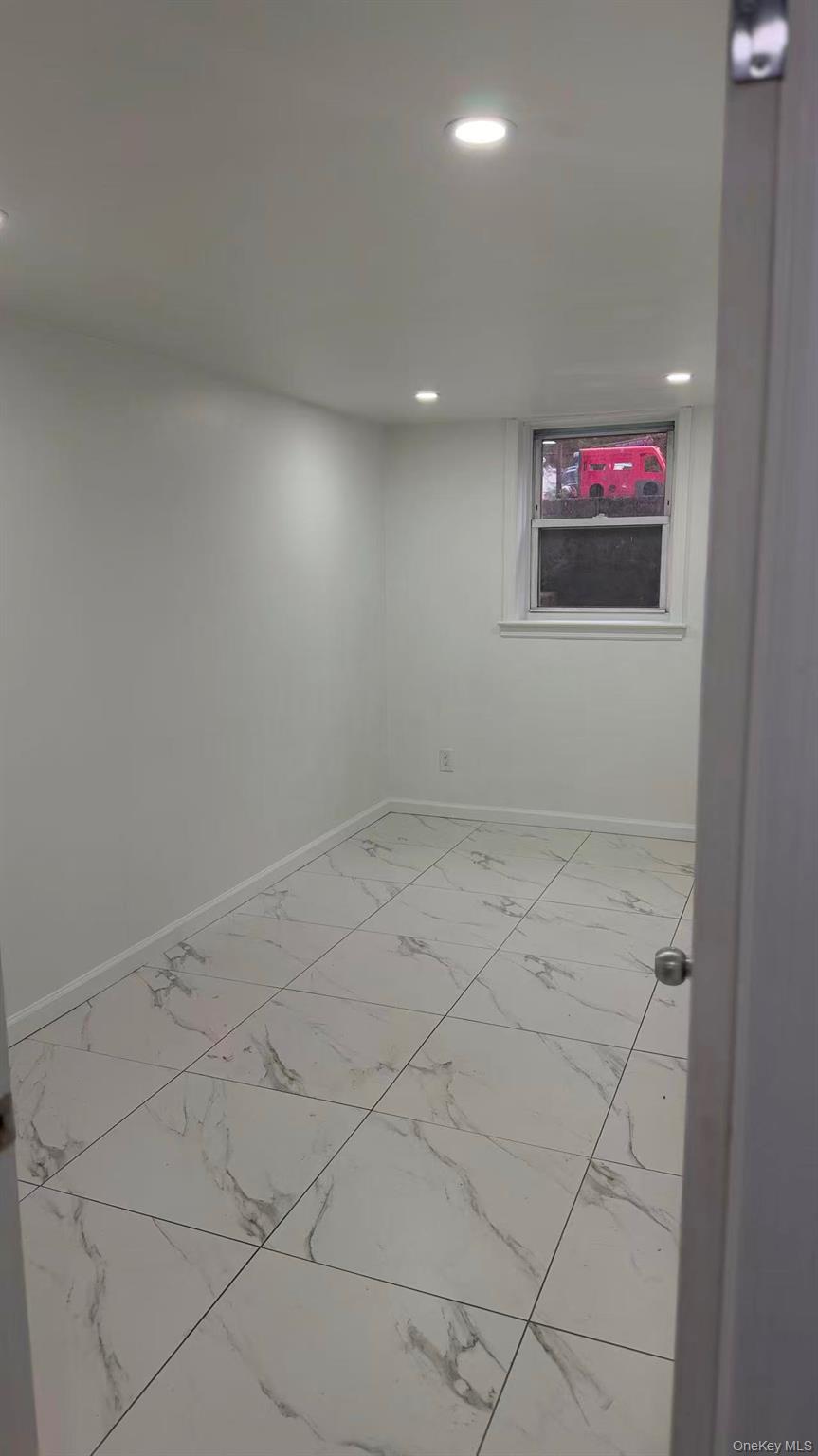 #5 photo, 70-51 45th Avenue, קווינס Woodside , NY 11377