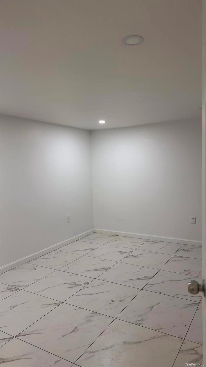 #7 photo, 70-51 45th Avenue, קווינס Woodside , NY 11377