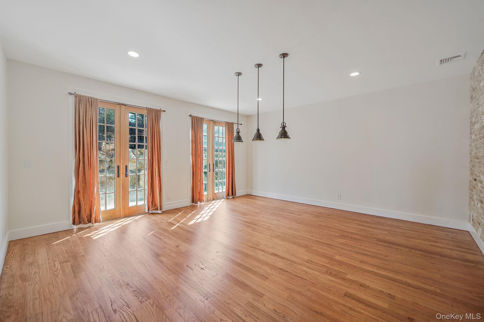 #16 photo, 368 Main Street, Setauket , NY 11733