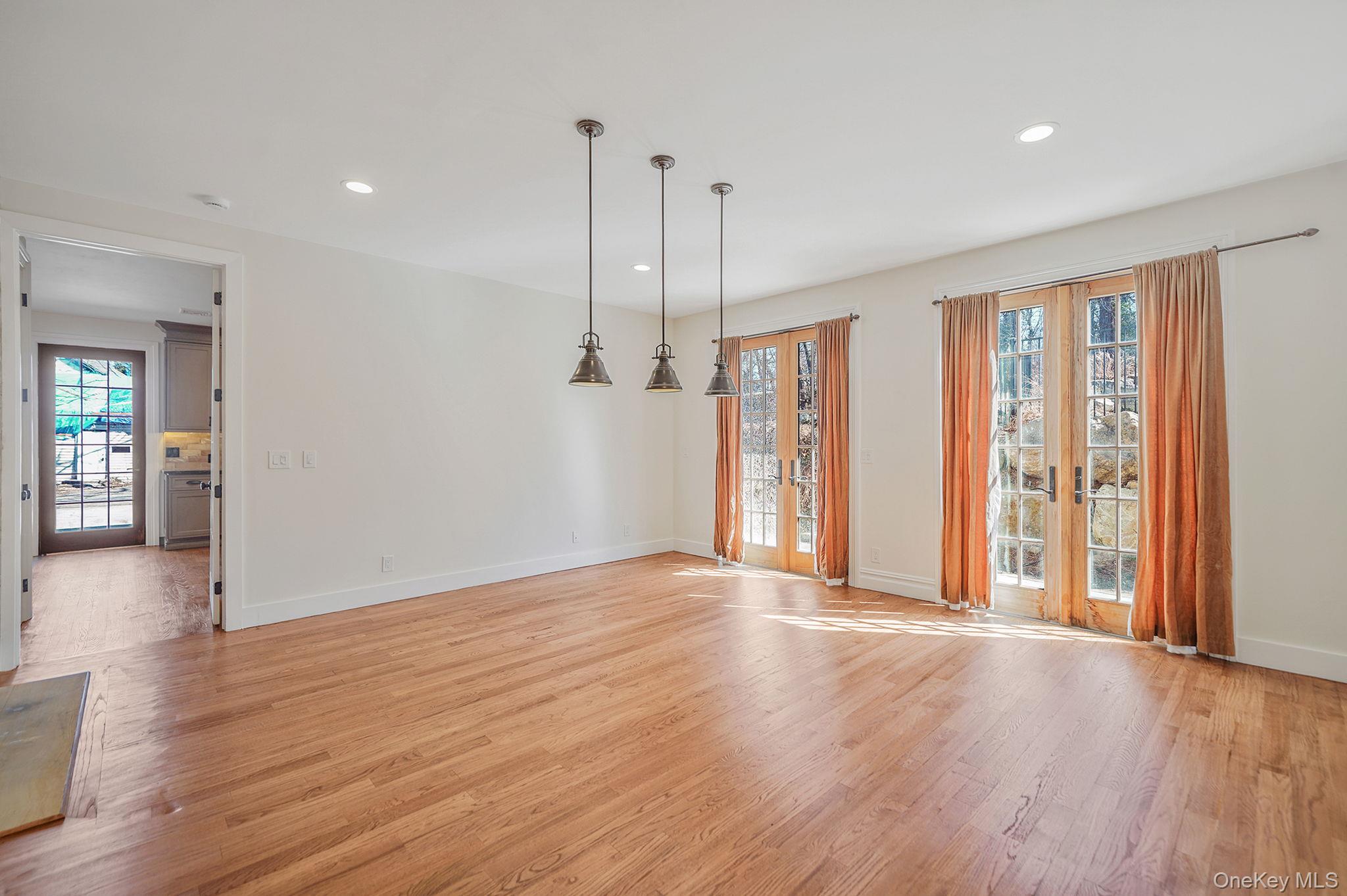 #18 photo, 368 Main Street, Setauket , NY 11733