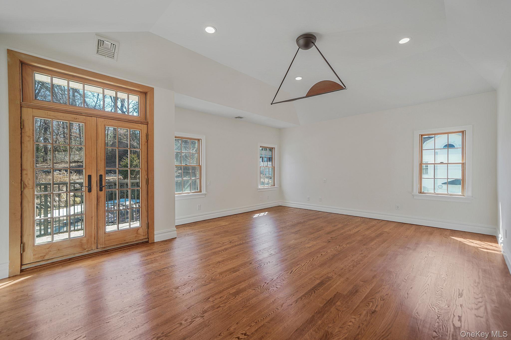 #19 photo, 368 Main Street, Setauket , NY 11733