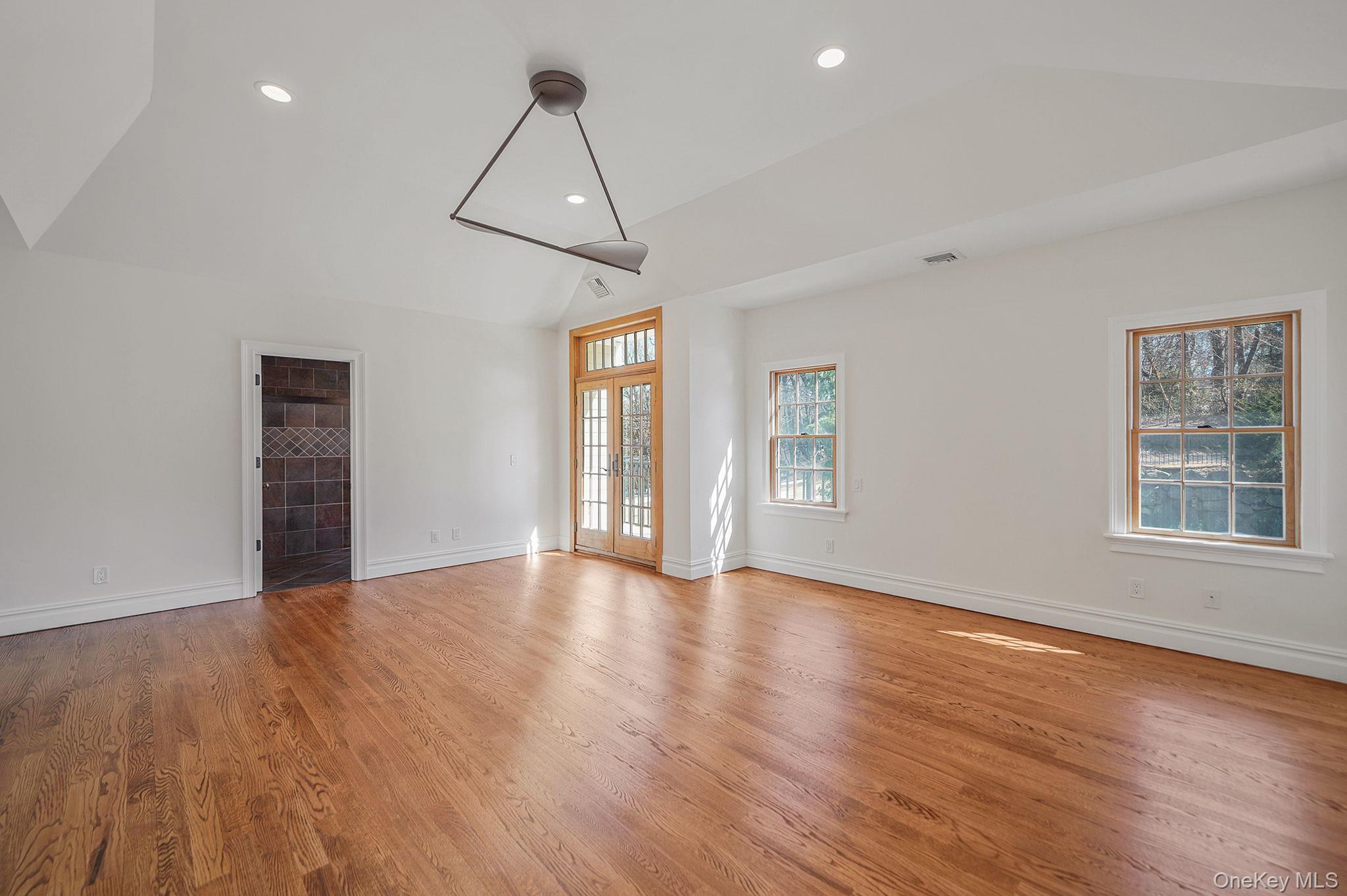 #20 photo, 368 Main Street, Setauket , NY 11733