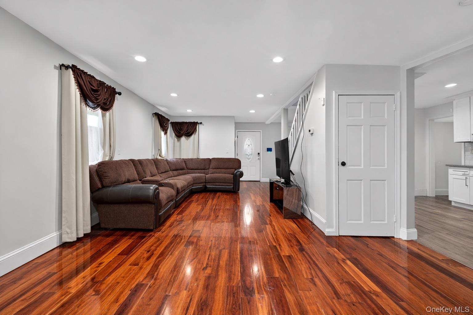 #15 photo, 120-30 226th Street, קווינס Cambria Heights , NY 11411