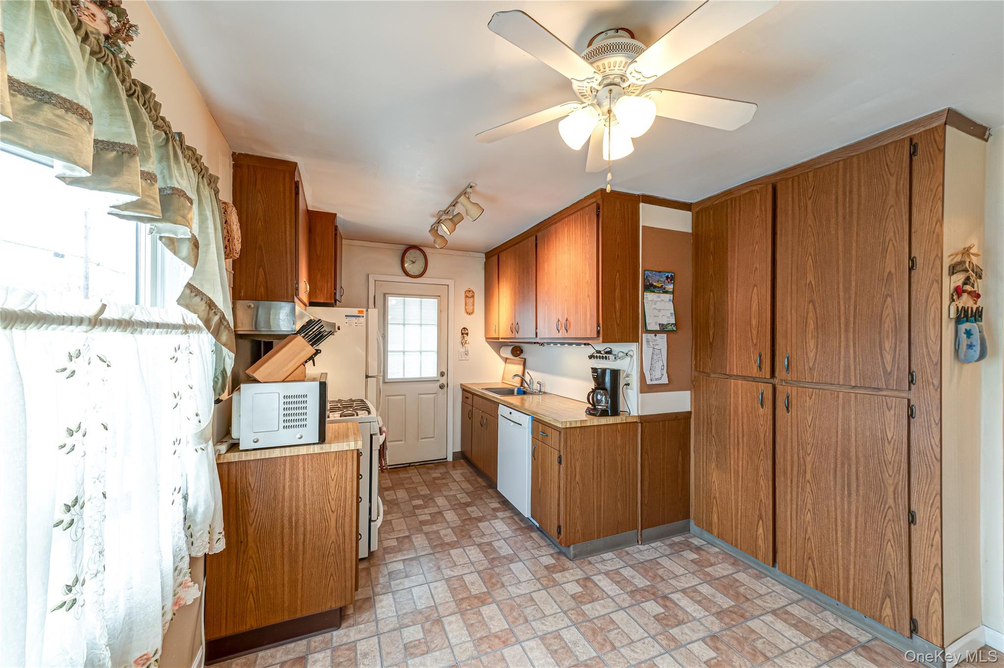 #11 photo, 150 Park Lane, Massapequa , NY 11758