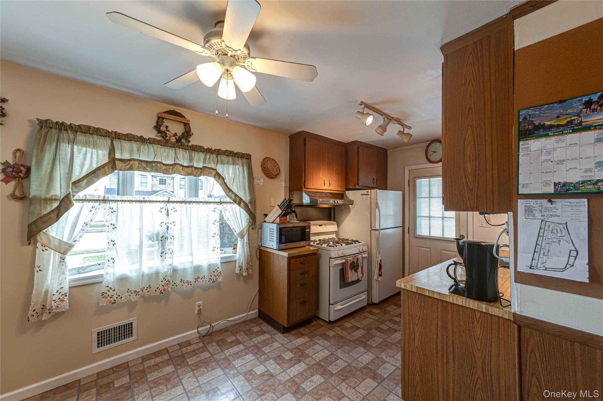 #12 photo, 150 Park Lane, Massapequa , NY 11758