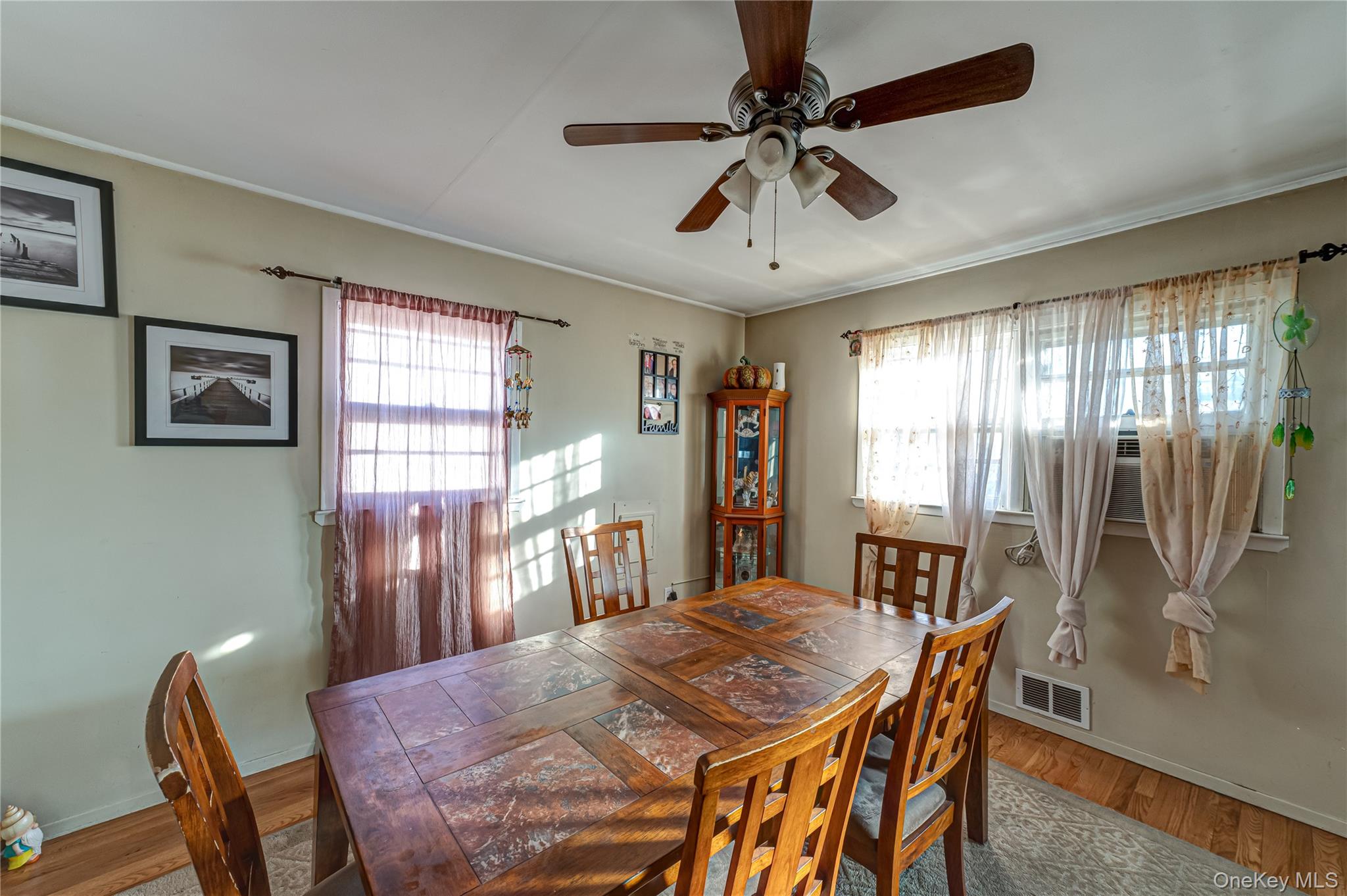 #3 photo, 347 Atlantic Avenue, सफ़ोक काउंटी Bay Shore , NY 11706