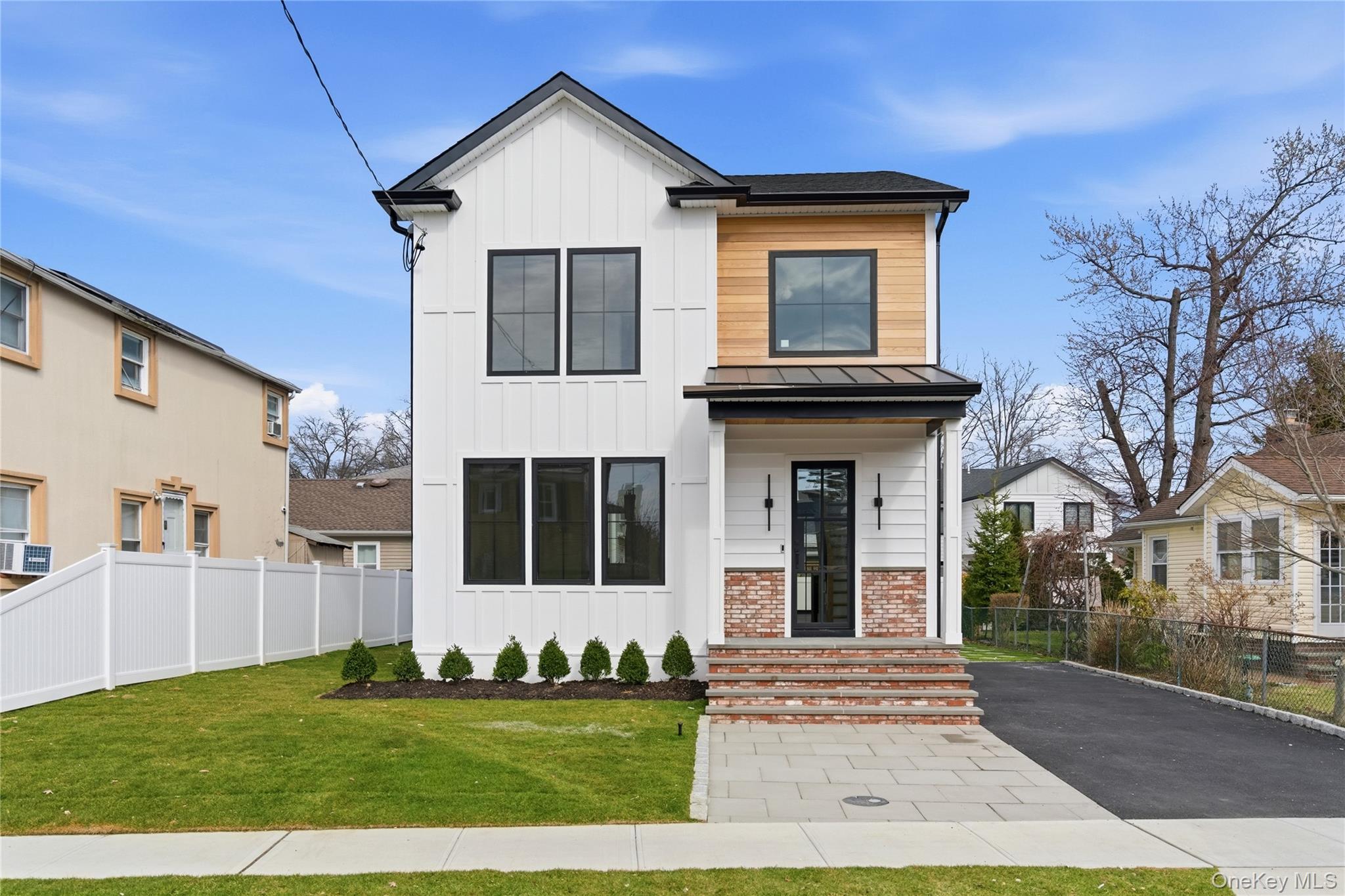 #1 photo, 130 Albany Avenue, Нассау ‖ Westbury , NY 11590