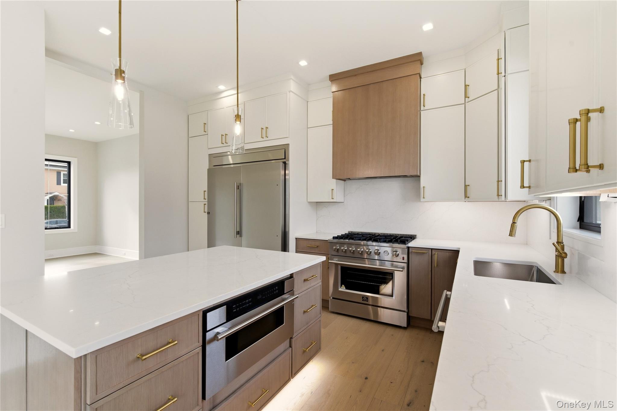 #13 photo, 130 Albany Avenue, Нассау ‖ Westbury , NY 11590