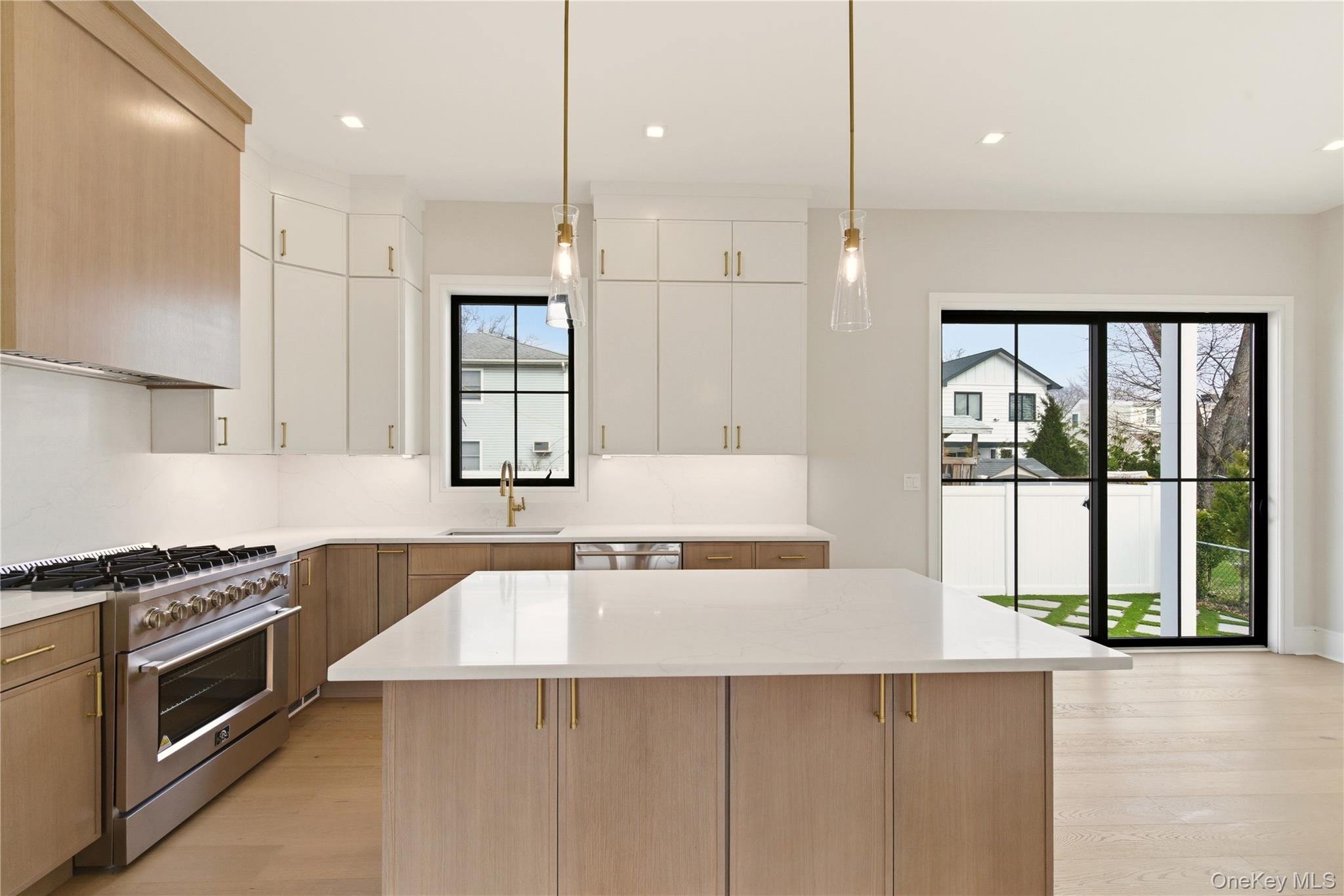 #15 photo, 130 Albany Avenue, Нассау ‖ Westbury , NY 11590