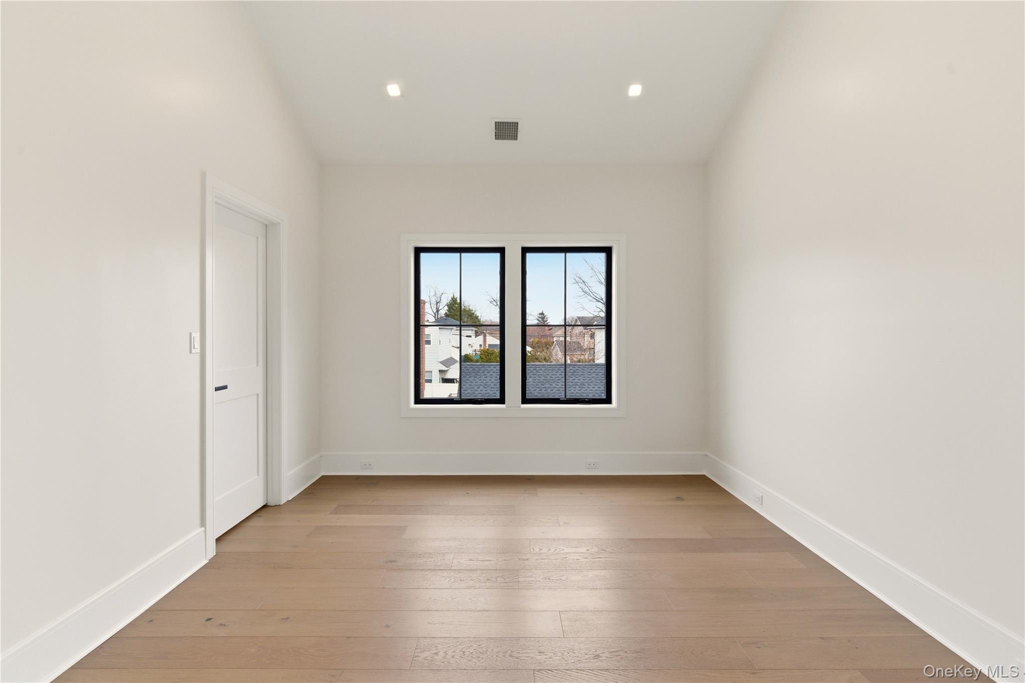 #18 photo, 130 Albany Avenue, Нассау ‖ Westbury , NY 11590