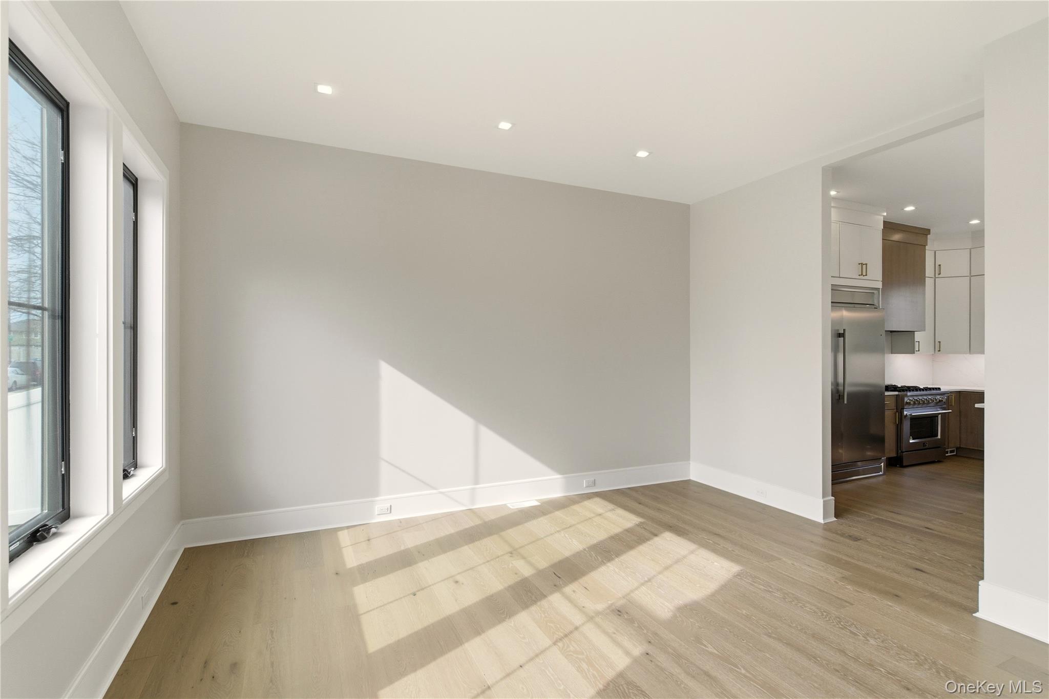 #4 photo, 130 Albany Avenue, Нассау ‖ Westbury , NY 11590