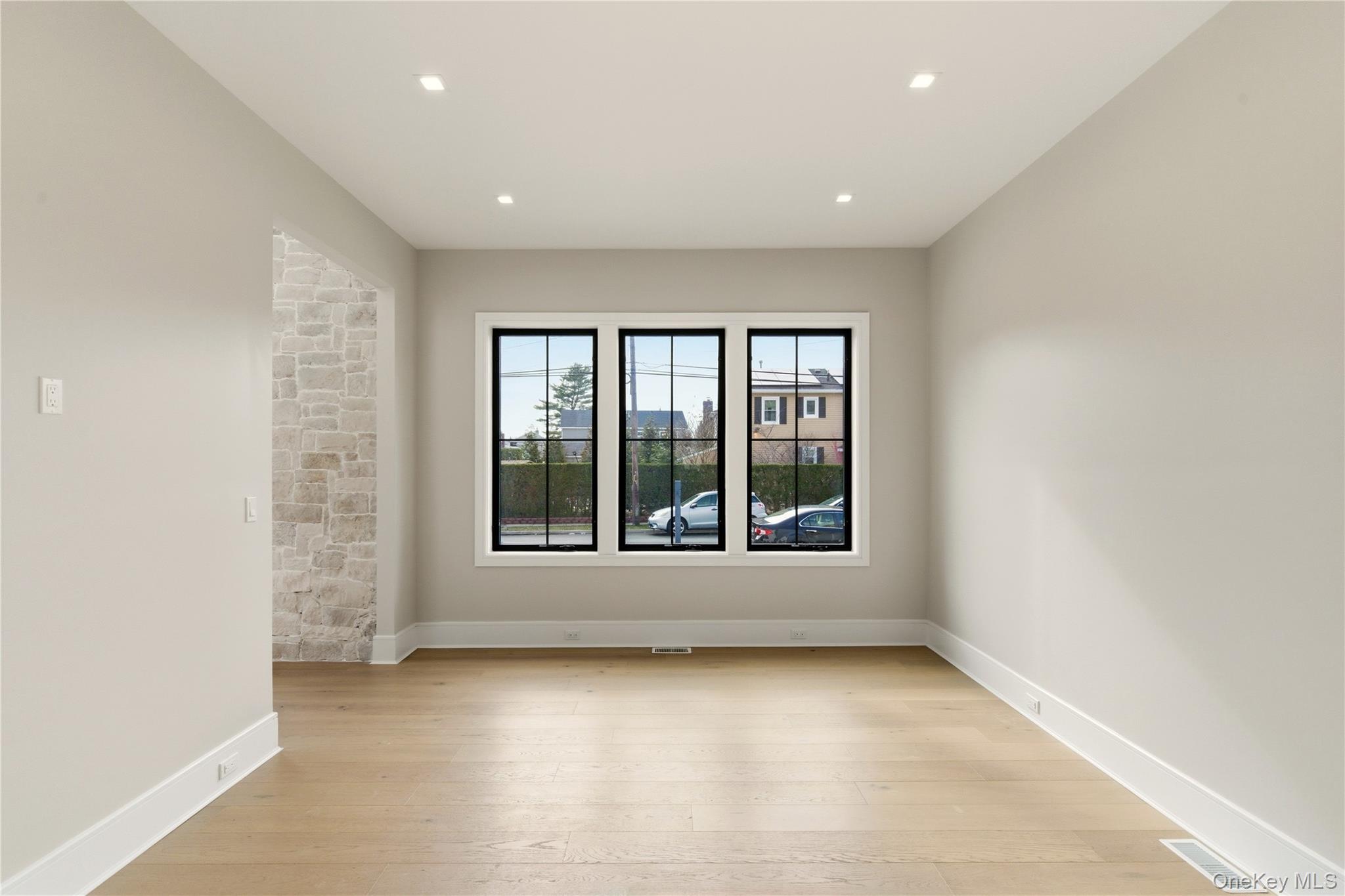 #5 photo, 130 Albany Avenue, Нассау ‖ Westbury , NY 11590