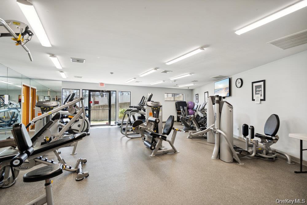 #5 photo, 124 Foxwood Drive, Jericho , NY 11753