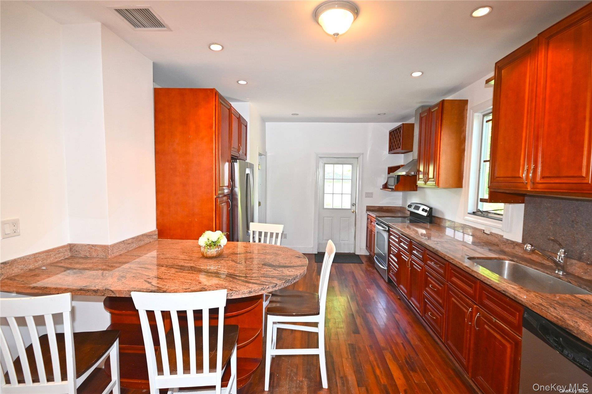 #7 photo, 21 Arrandale Avenue, Great Neck , NY 11024