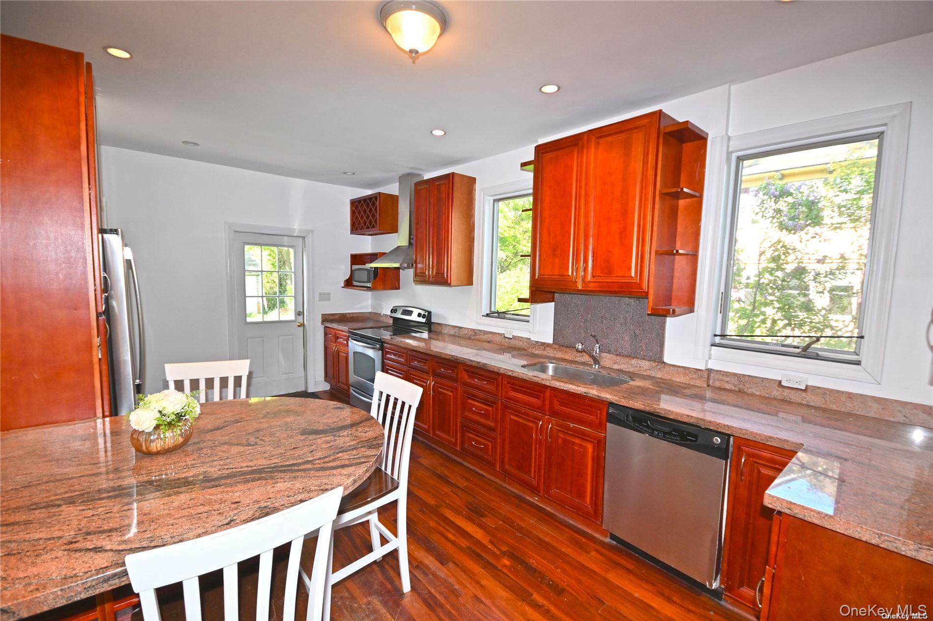 #8 photo, 21 Arrandale Avenue, Great Neck , NY 11024