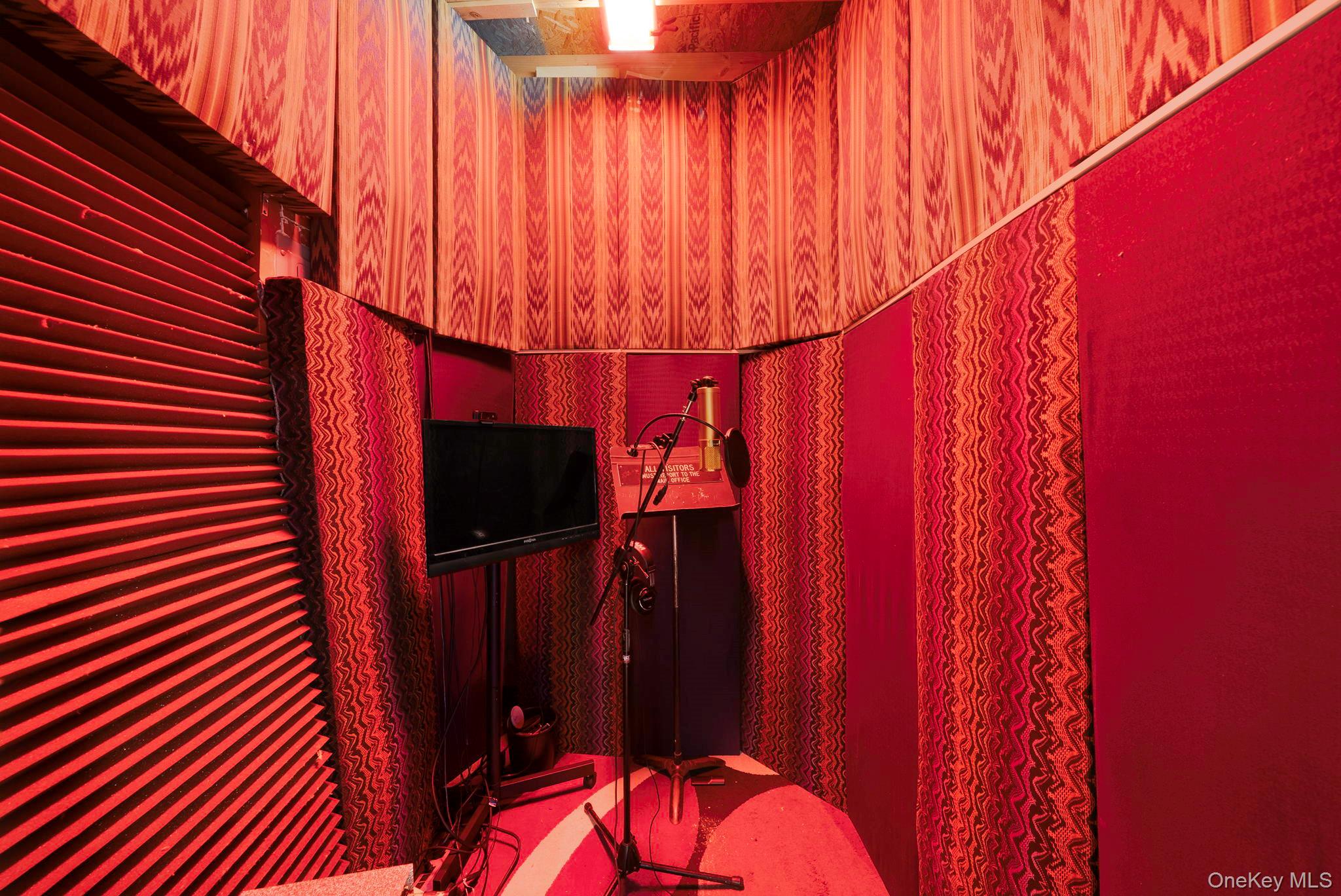 #10 photo, 1595 Route 112, 东长岛 Port Jefferson , NY 11776