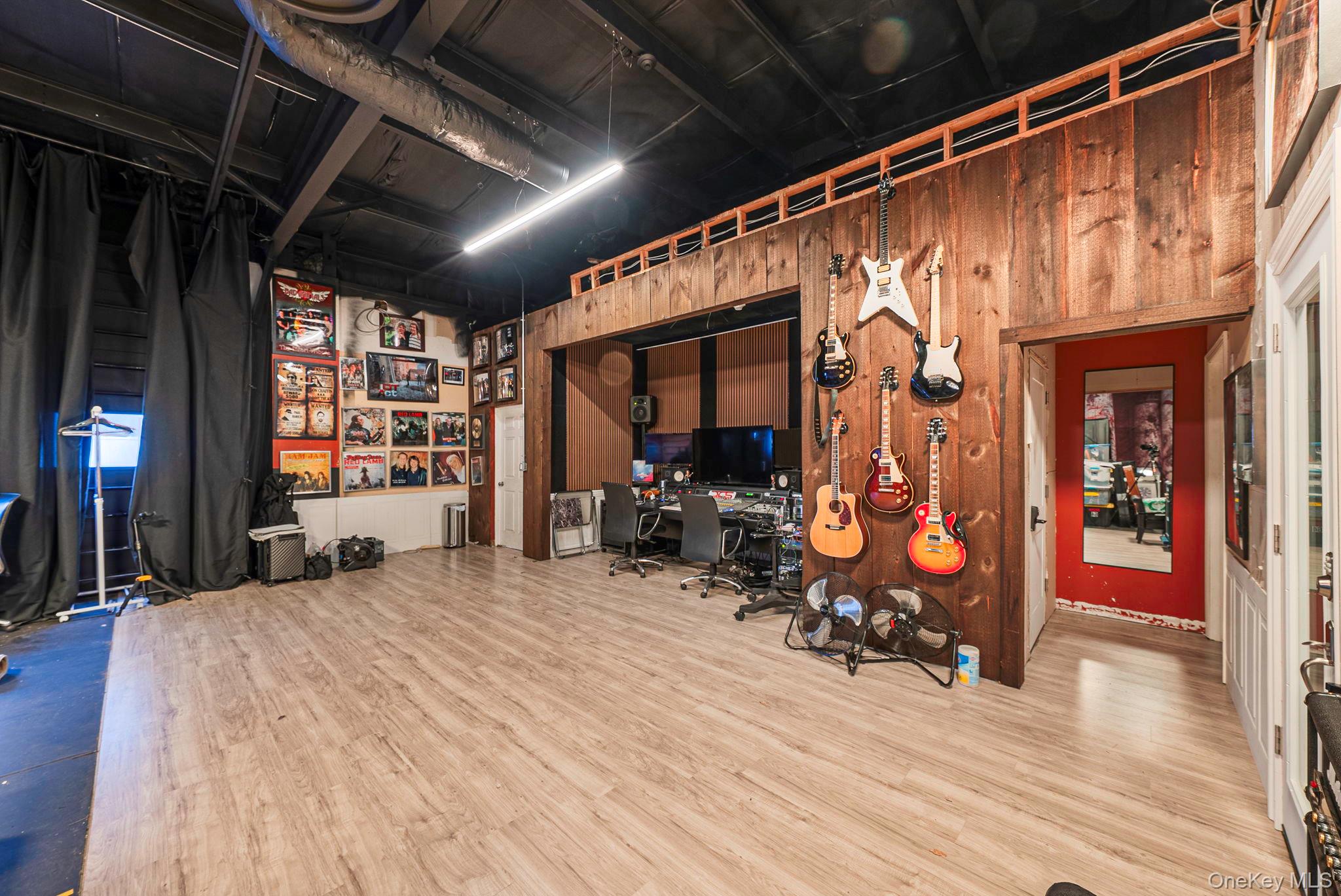 #13 photo, 1595 Route 112, 东长岛 Port Jefferson , NY 11776