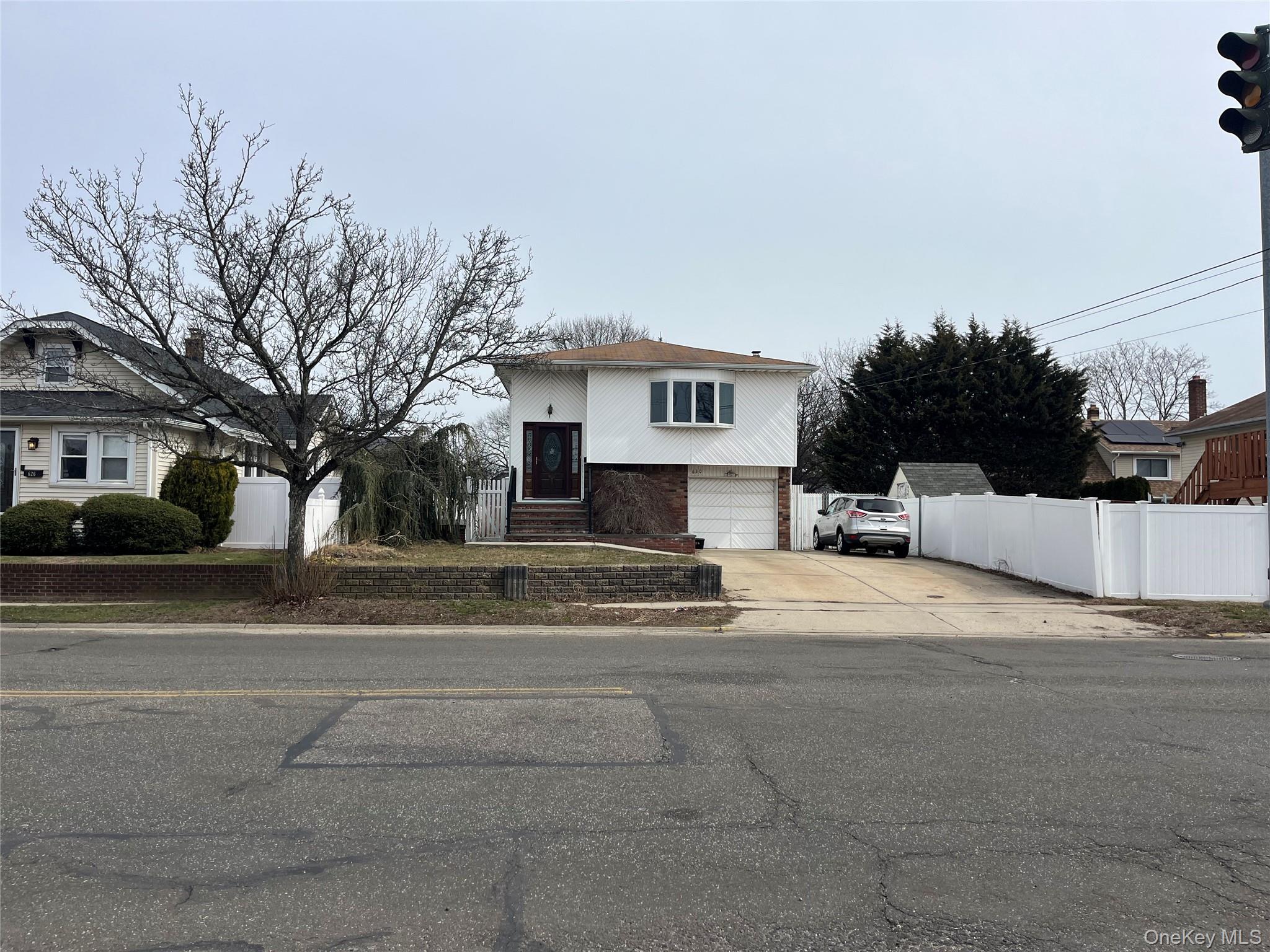 #2 photo, 630 S Wellwood Avenue, Lindenhurst , NY 11757