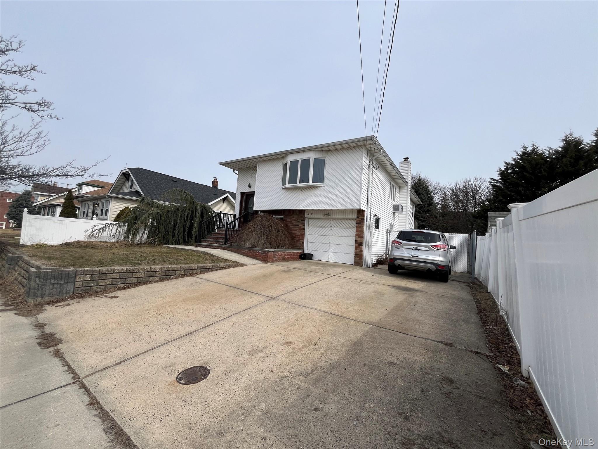 #3 photo, 630 S Wellwood Avenue, Lindenhurst , NY 11757