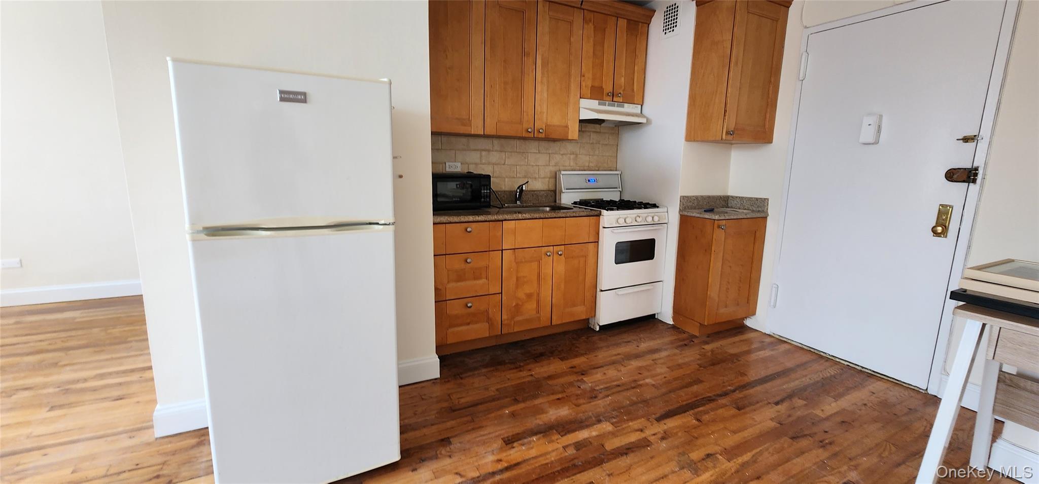 #3 photo, 222-89 Braddock Ave, कुईंस Bellerose , NY 11428