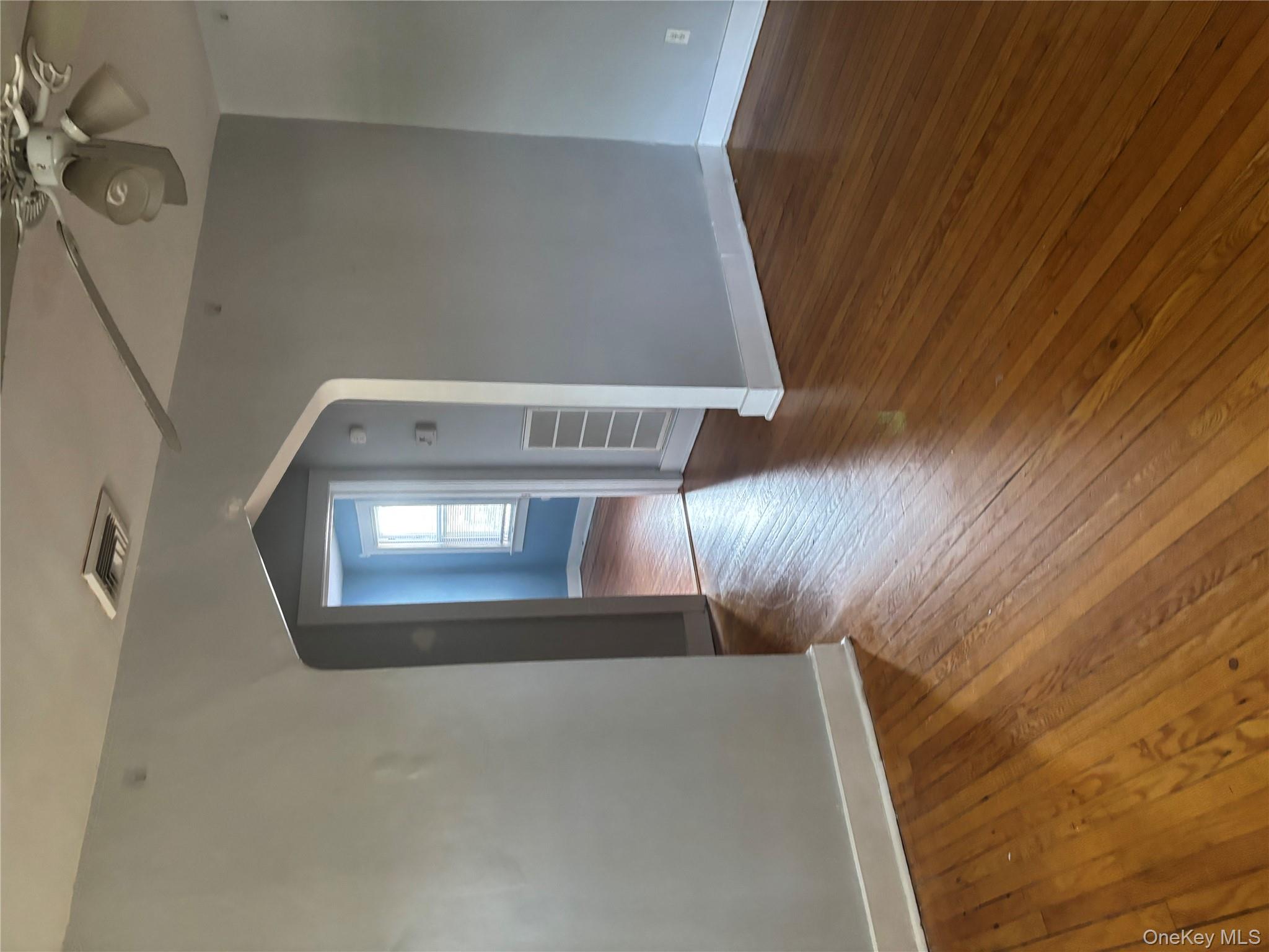 #2 photo, 457 Montauk Highway, सफ़ोक काउंटी West Islip , NY 11795