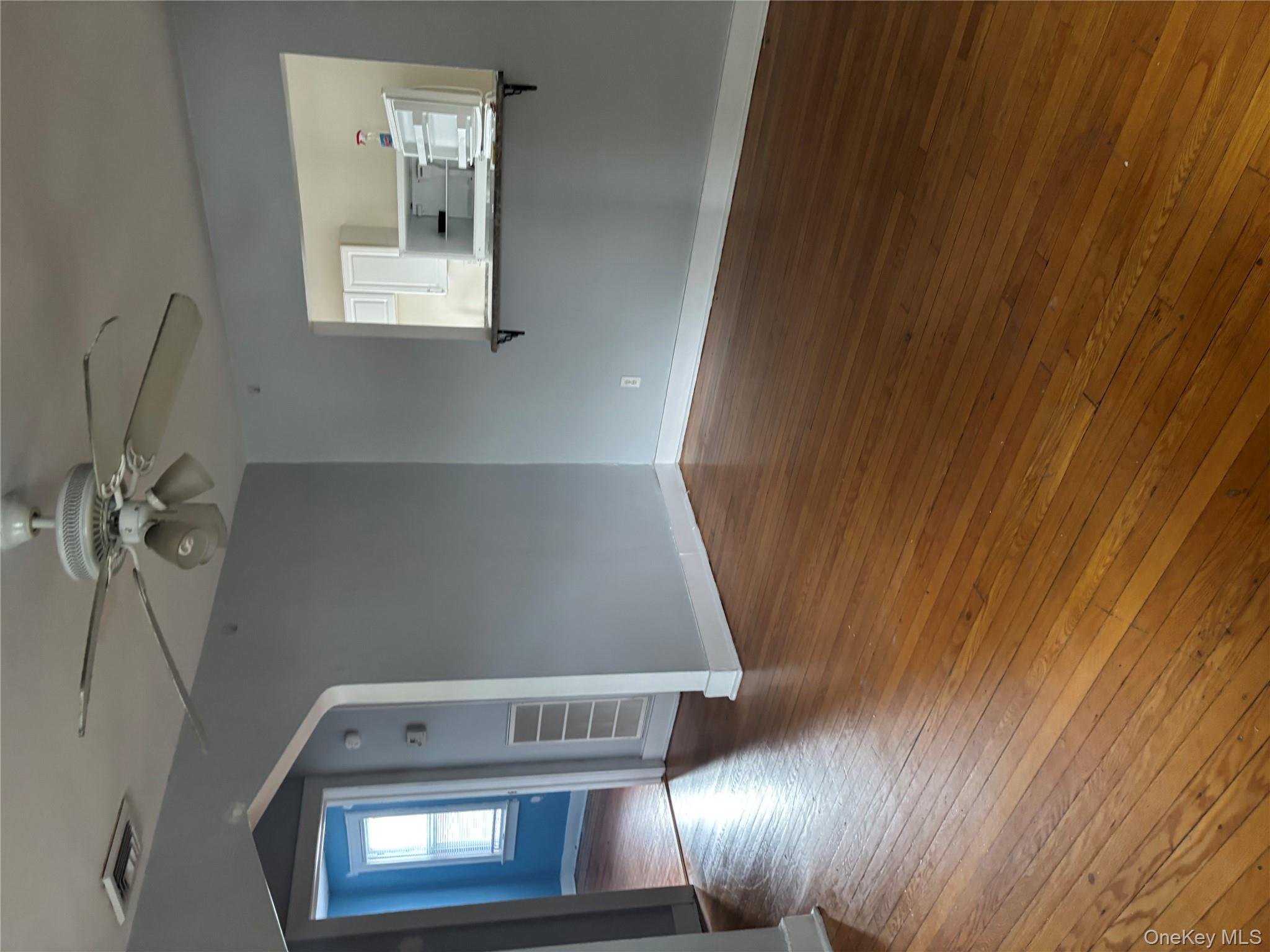 #5 photo, 457 Montauk Highway, सफ़ोक काउंटी West Islip , NY 11795