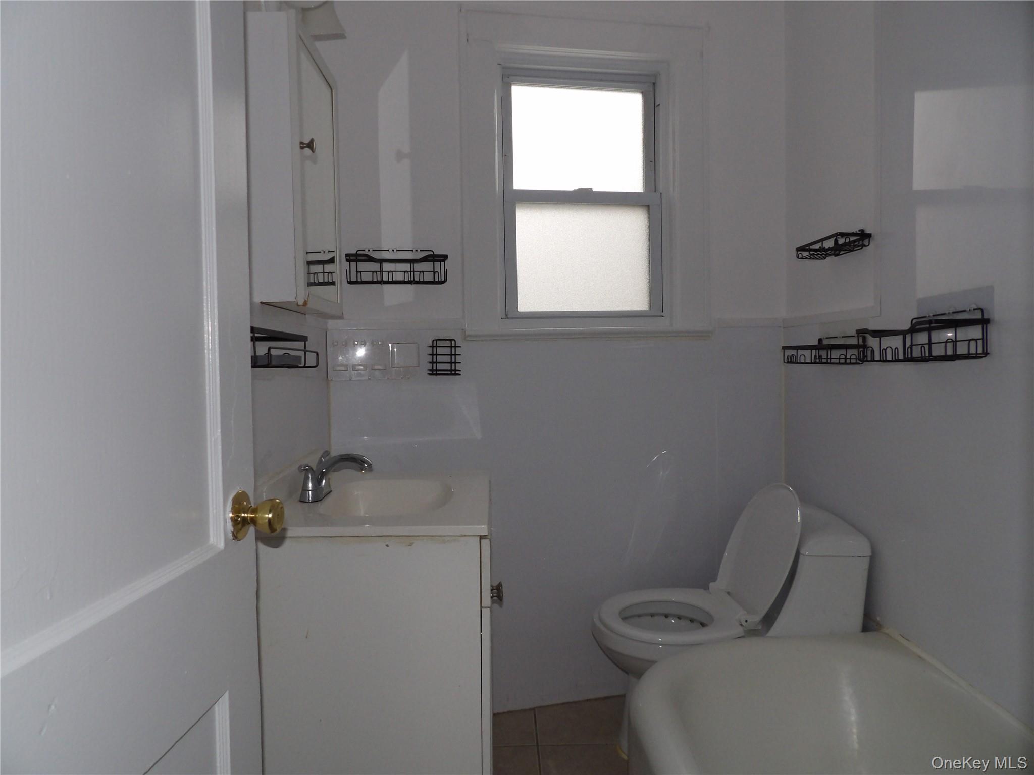 #7 photo, 457 Montauk Highway, सफ़ोक काउंटी West Islip , NY 11795