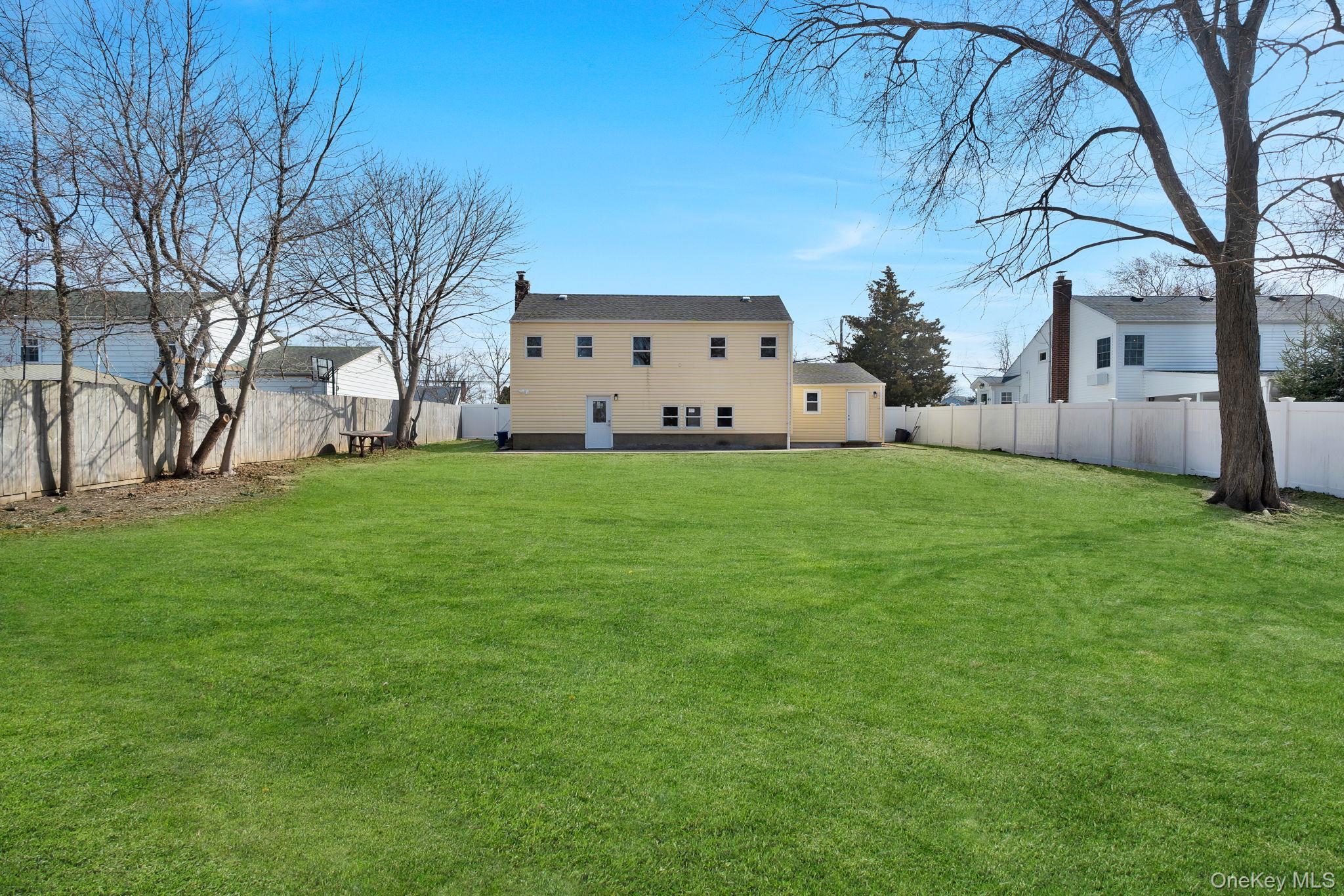 #2 photo, 40 Durhamoc Lane, सफ़ोक काउंटी North Babylon , NY 11703