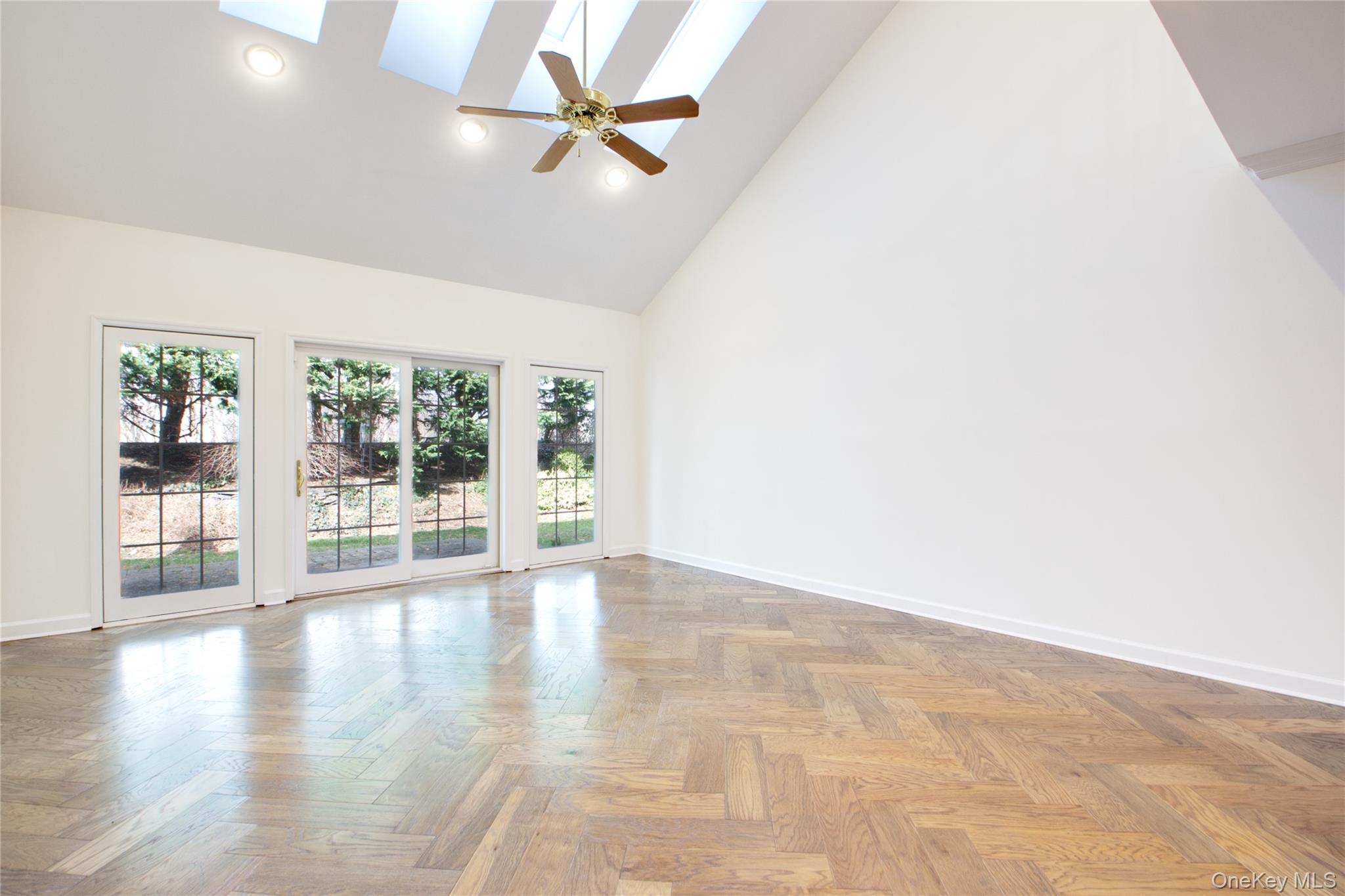 #8 photo, 145 Pond View Drive, מחוז נסאו Port Washington , NY 11050