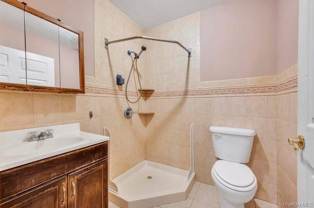 #10 photo, 33 Pond Lane, Levittown , NY 11756