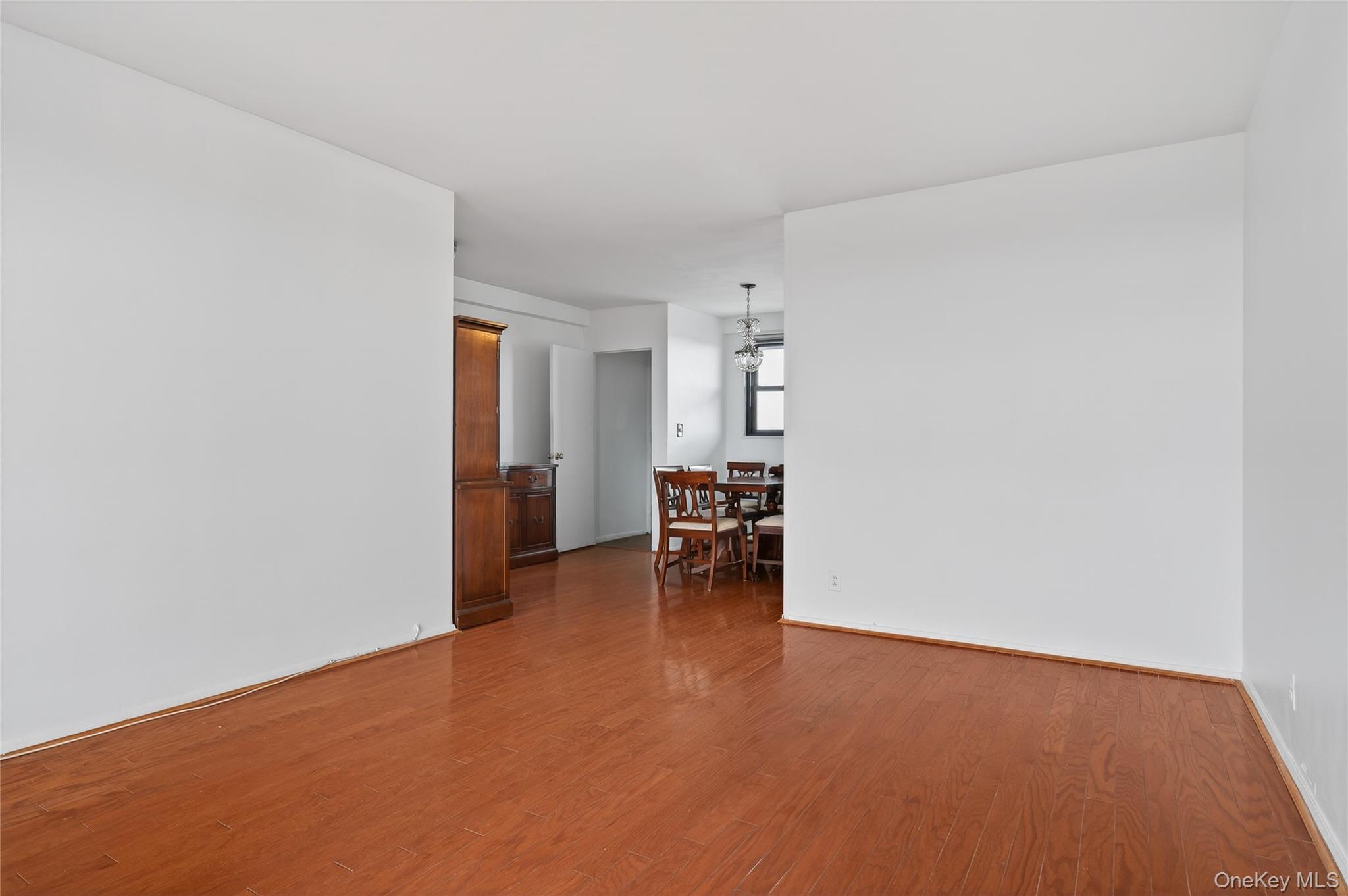 #12 photo, 90-50 Union Turnpike, קווינס Glendale , NY 11385