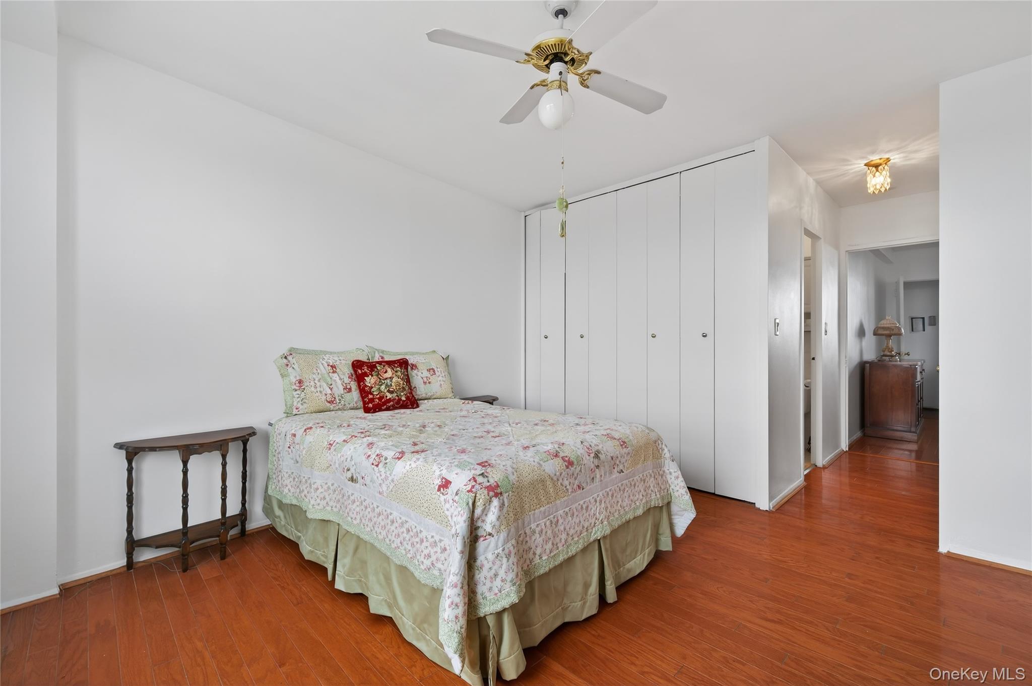 #16 photo, 90-50 Union Turnpike, קווינס Glendale , NY 11385