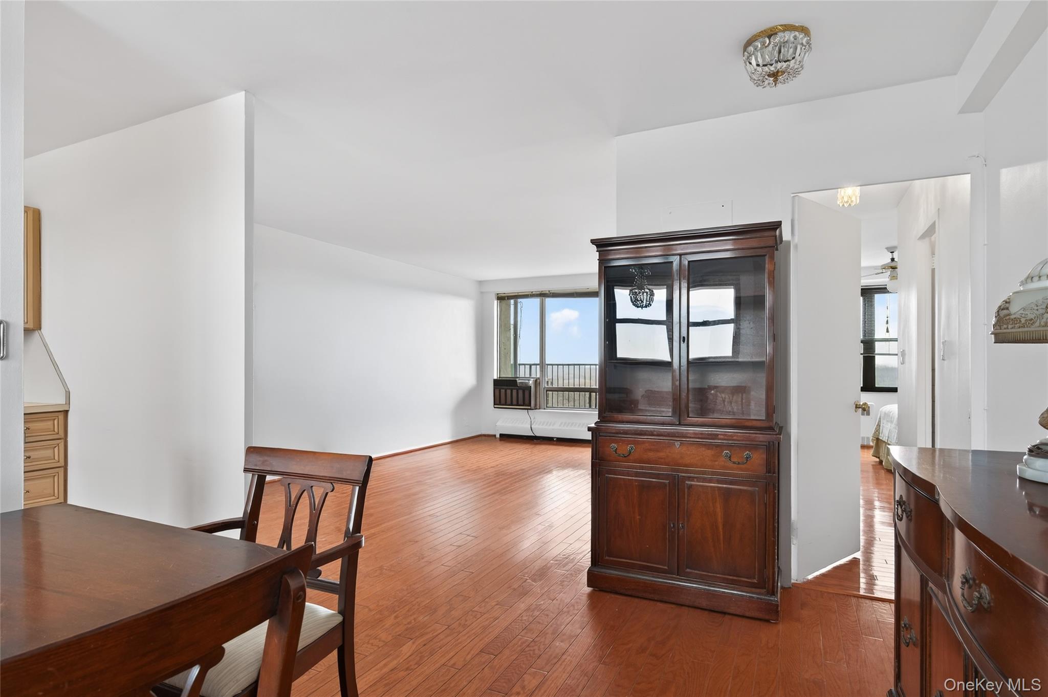 #8 photo, 90-50 Union Turnpike, קווינס Glendale , NY 11385