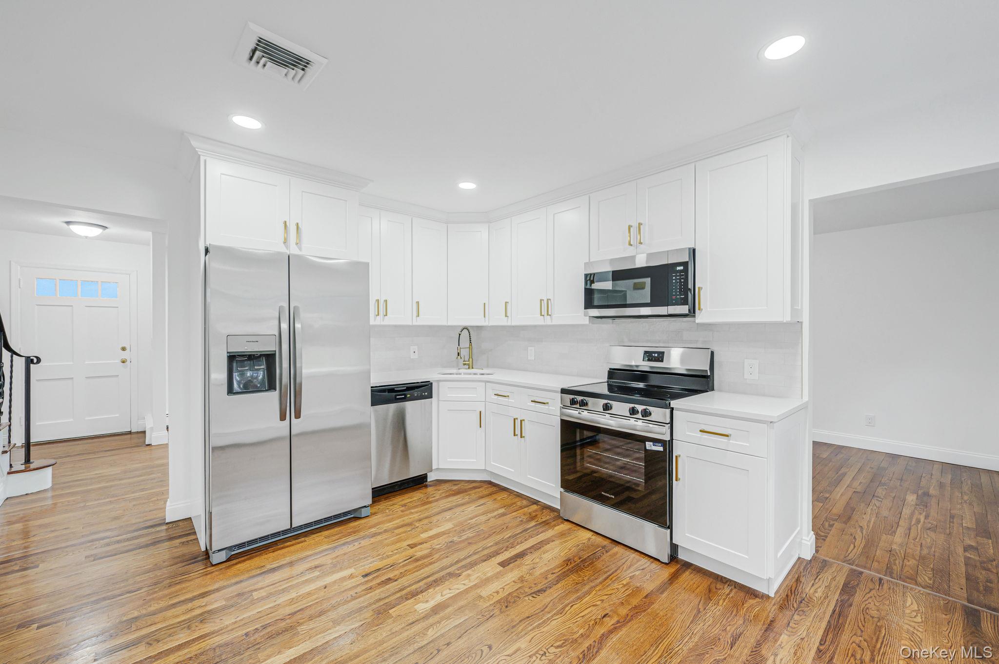 #10 photo, 7 Spruce Court, Huntington , NY 11743