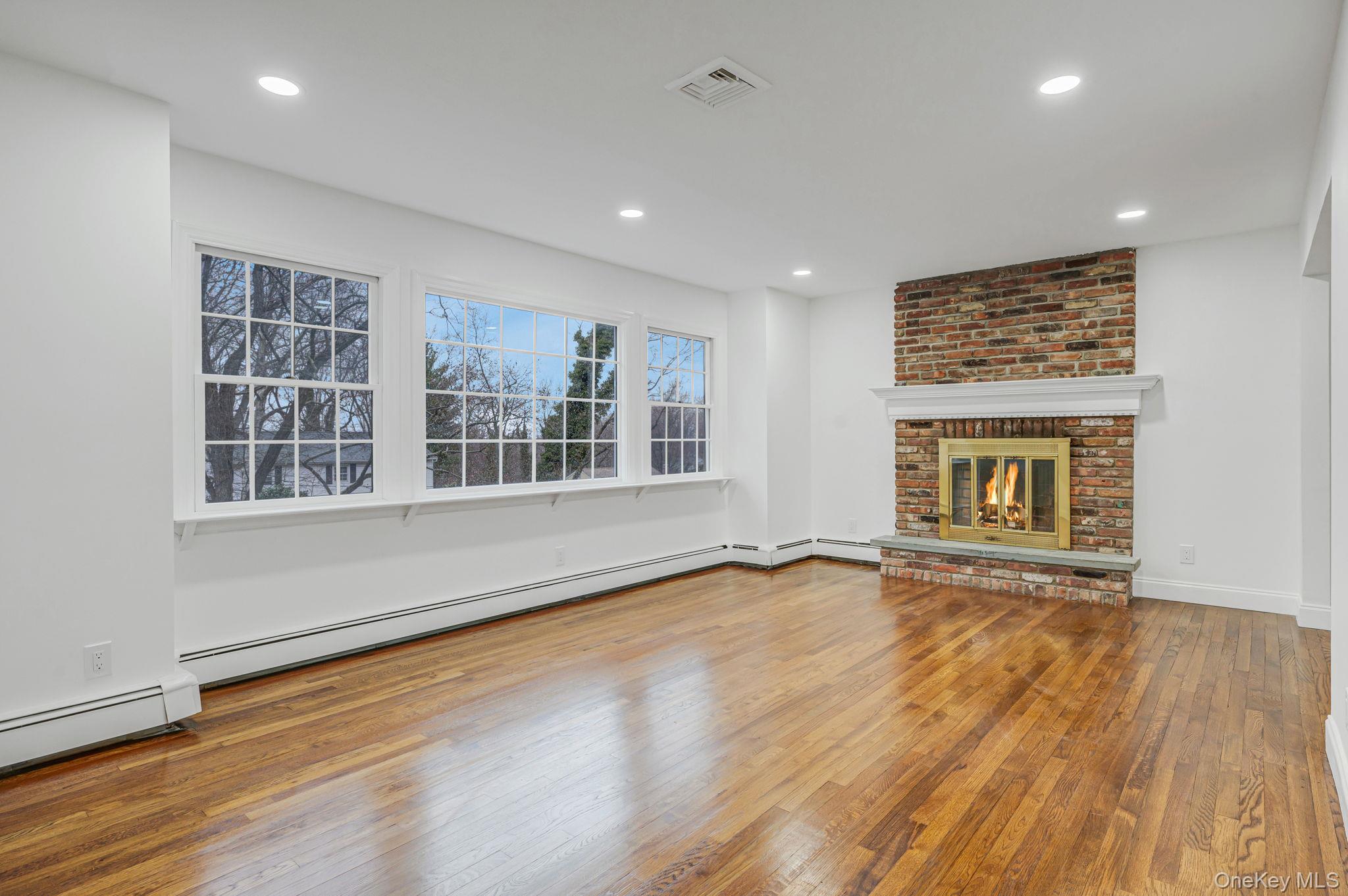 #4 photo, 7 Spruce Court, Huntington , NY 11743