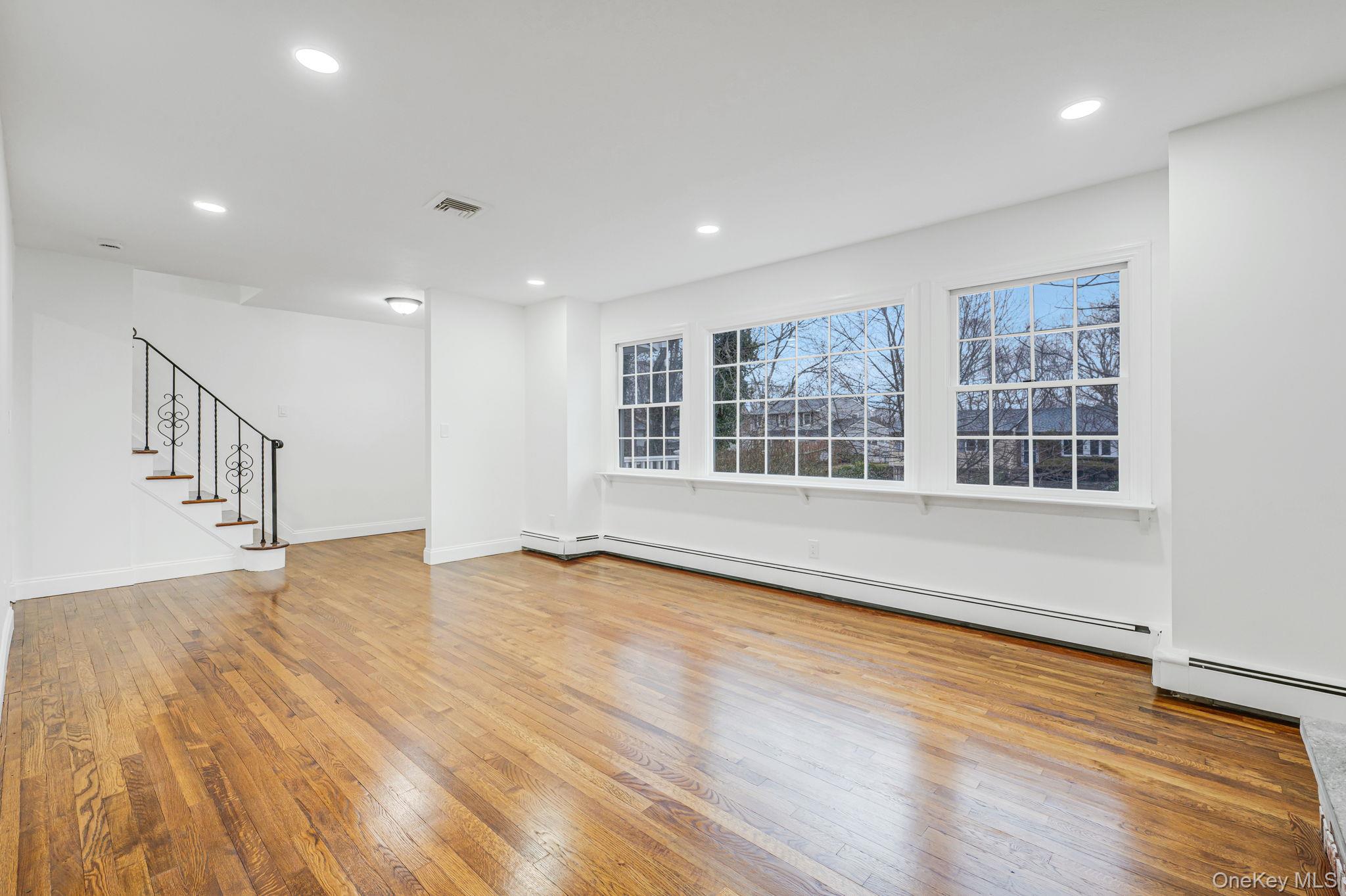 #5 photo, 7 Spruce Court, Huntington , NY 11743