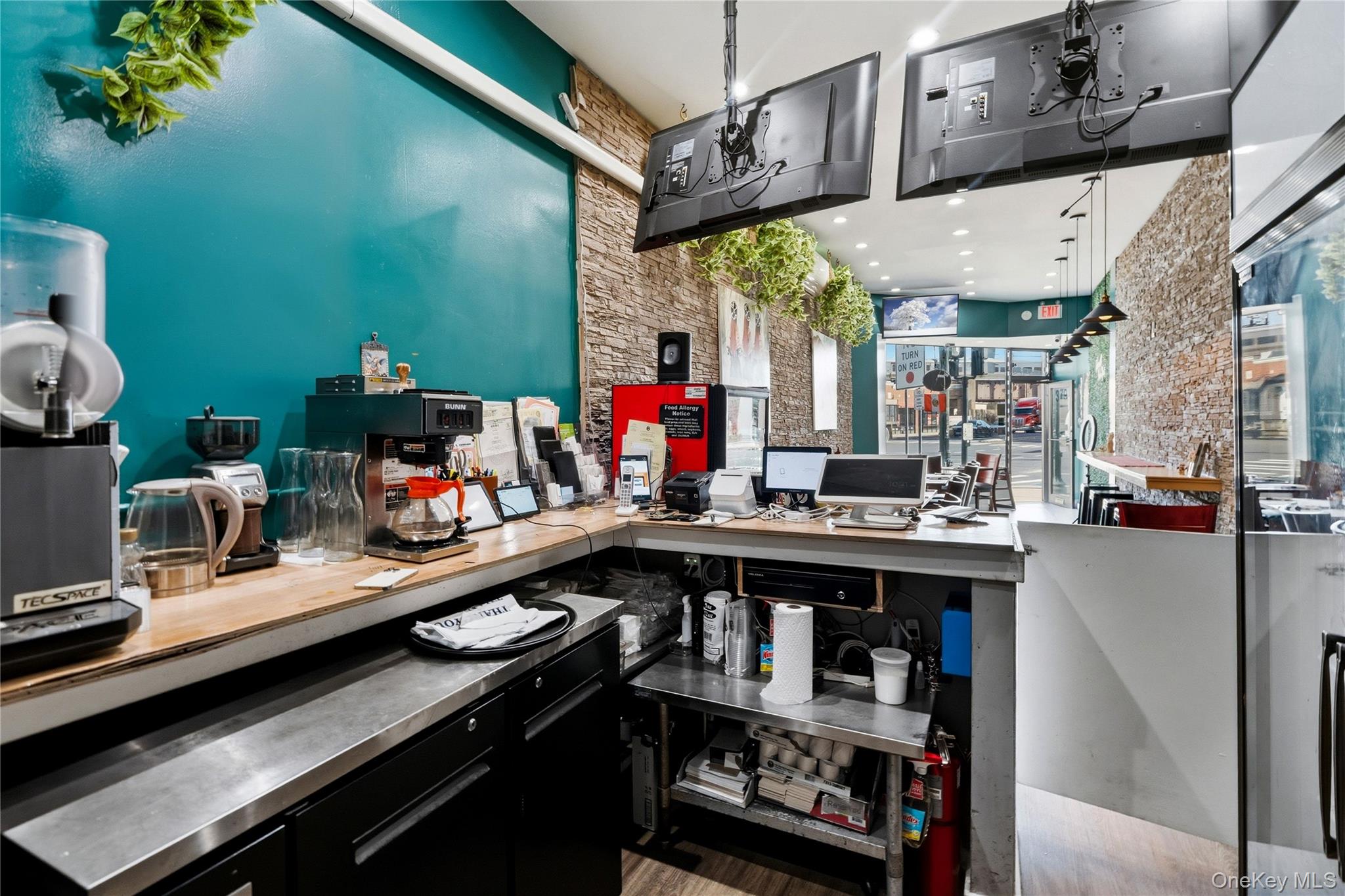 #11 photo, 379 Sunrise Highway, 롱 아일랜드 Lynbrook , NY 11563