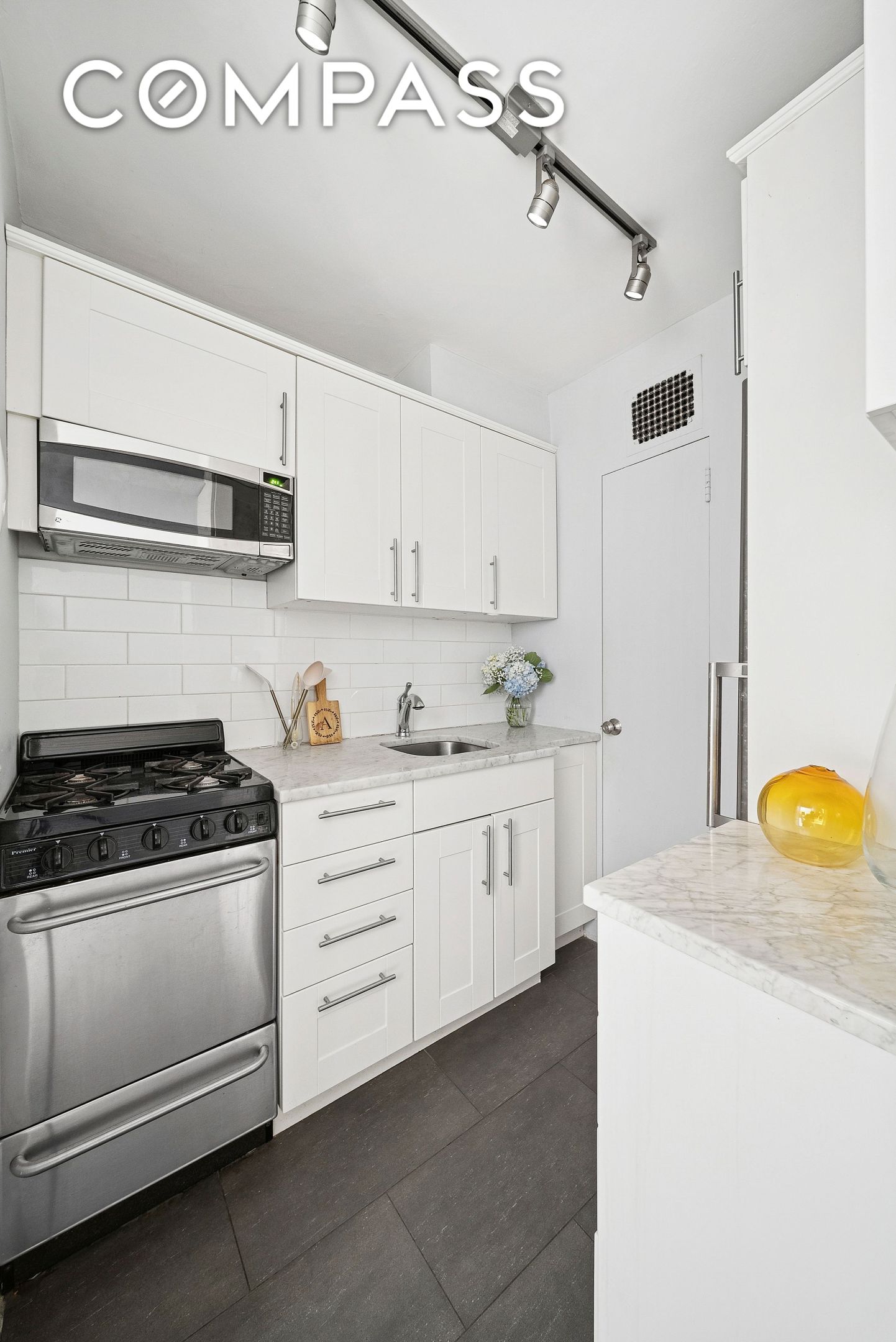 #5 photo, 150 E 61st Street, Lenox Hill , NY 10065