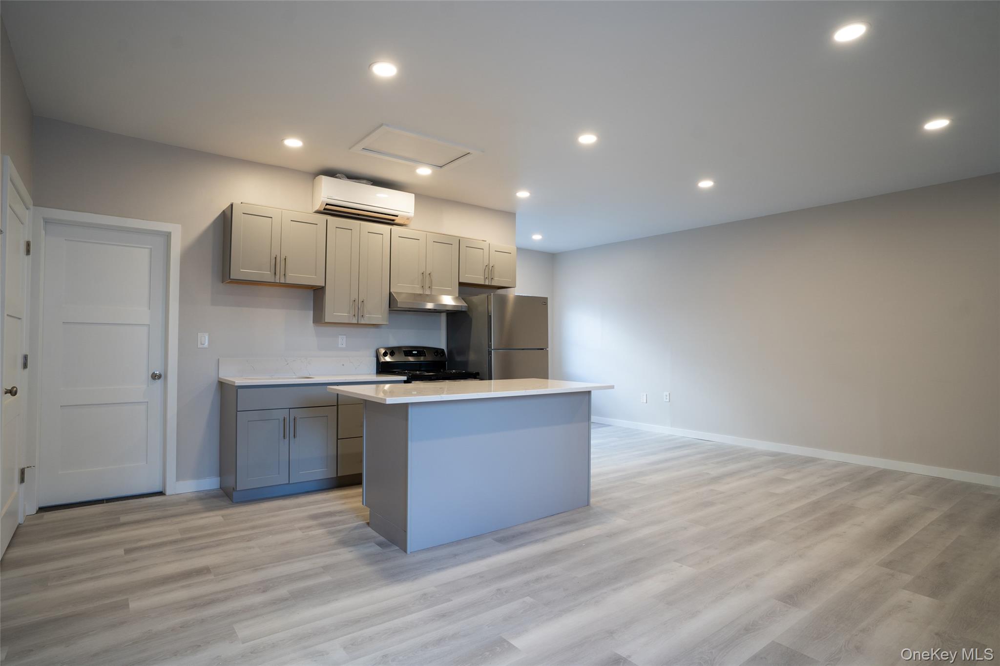 #7 photo, 4001 Broadway, Island Park , NY 11558