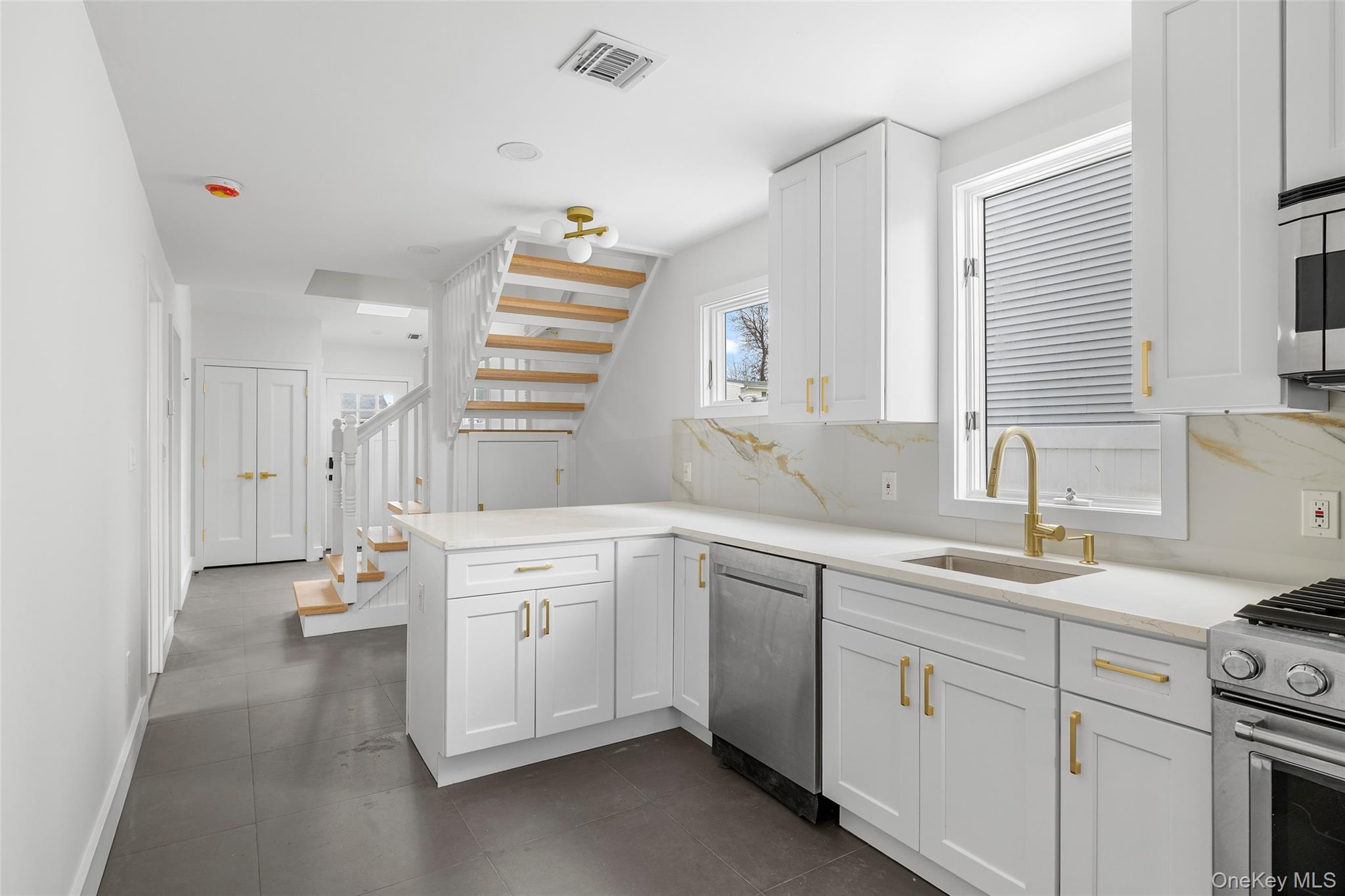 #7 photo, 36 Kildare Road, Island Park , NY 11558