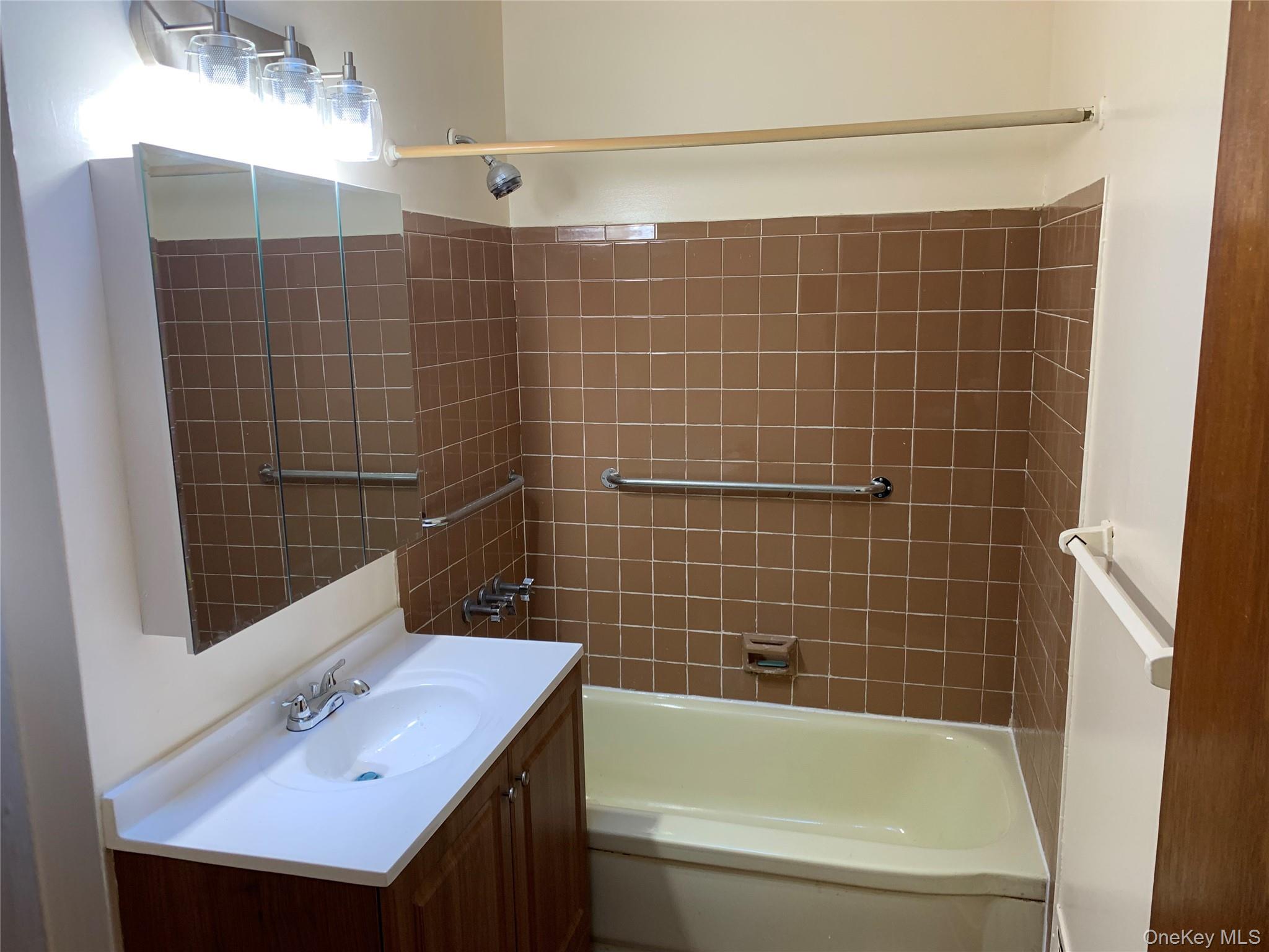 #10 photo, 4216 E Tremont Avenue, Bronx , NY 10465