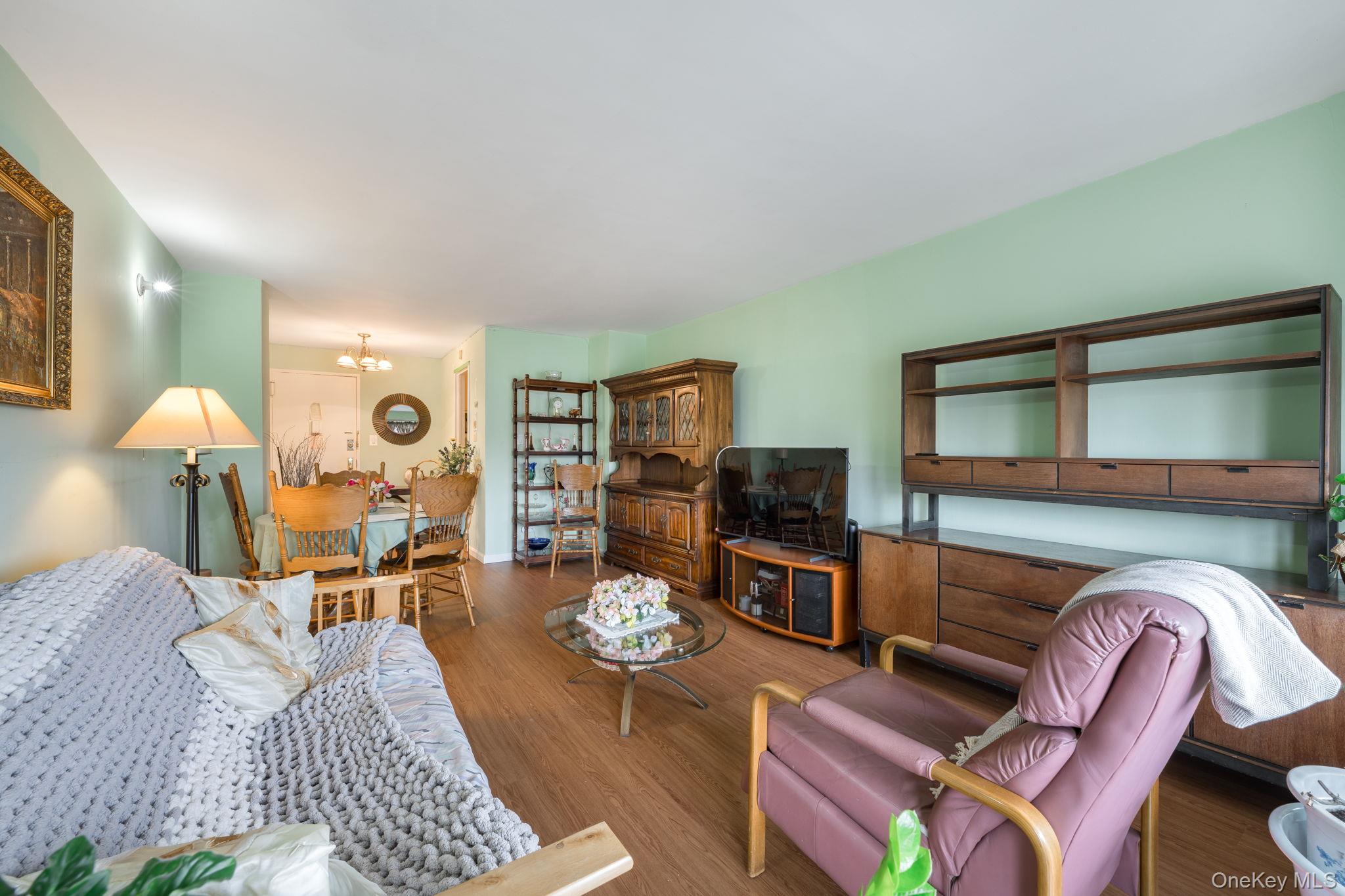 #8 photo, 85-15 Main Street, कुईंस Briarwood , NY 11435