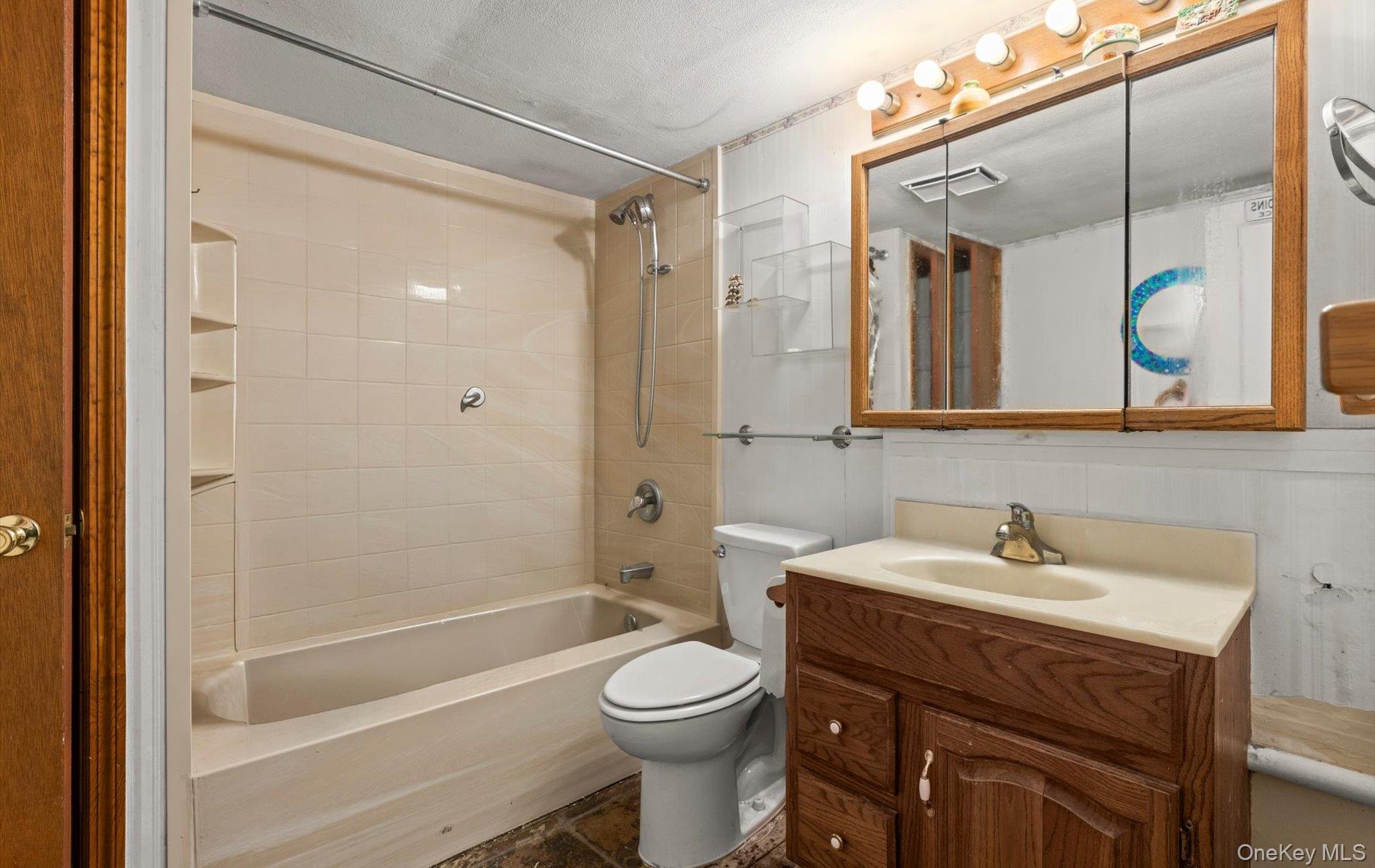 #11 photo, 902 Old Medford Avenue, سوفولك Medford , NY 11763