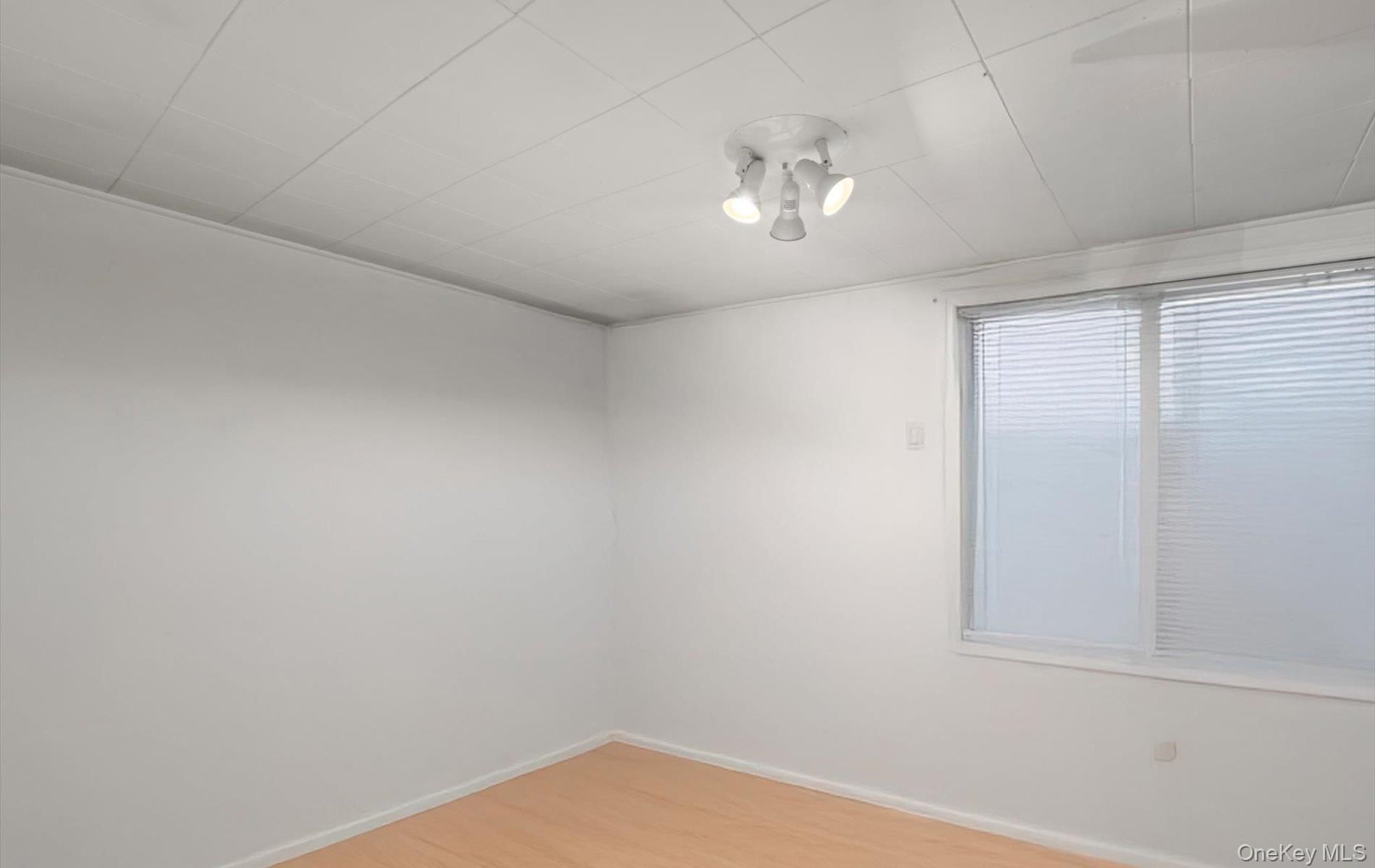 #13 photo, 902 Old Medford Avenue, سوفولك Medford , NY 11763