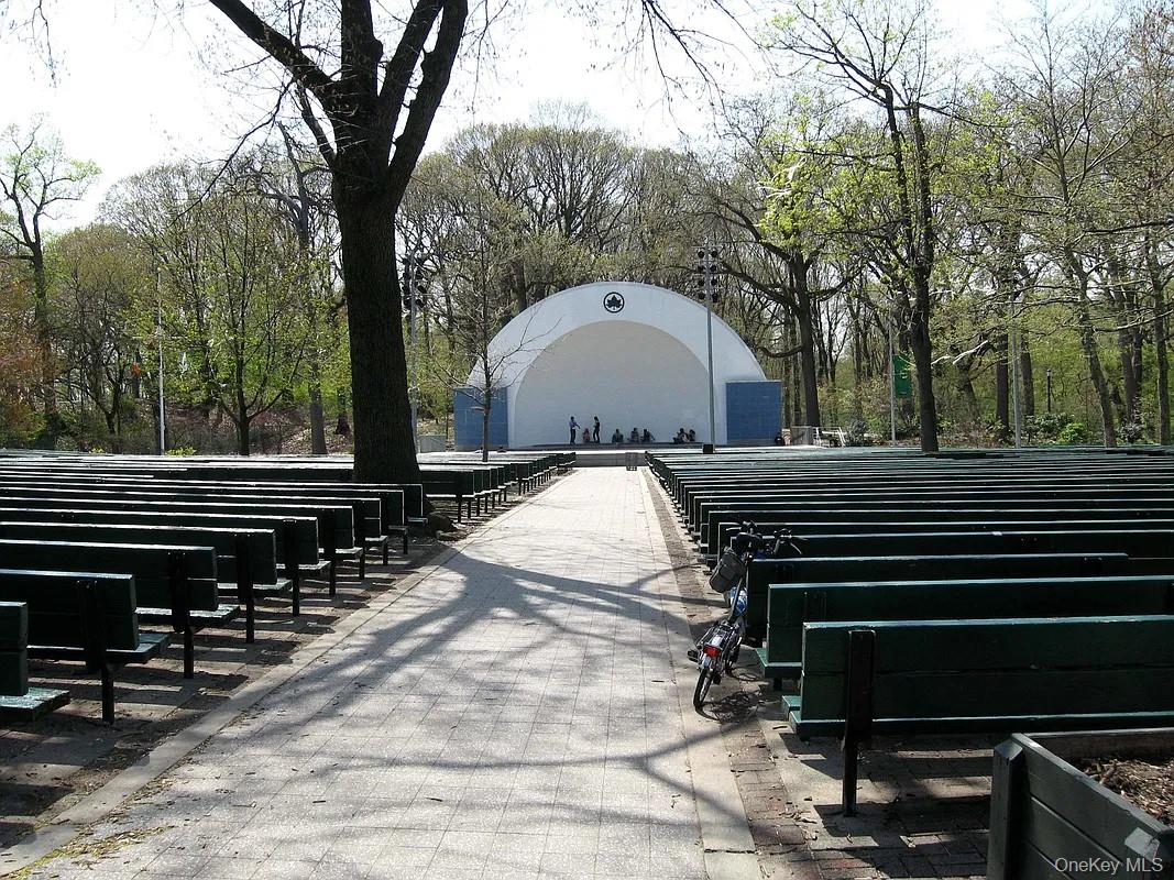 #20 photo, 83-75 Woodhaven Boulevard, Куинс ‖ Woodhaven , NY 11421