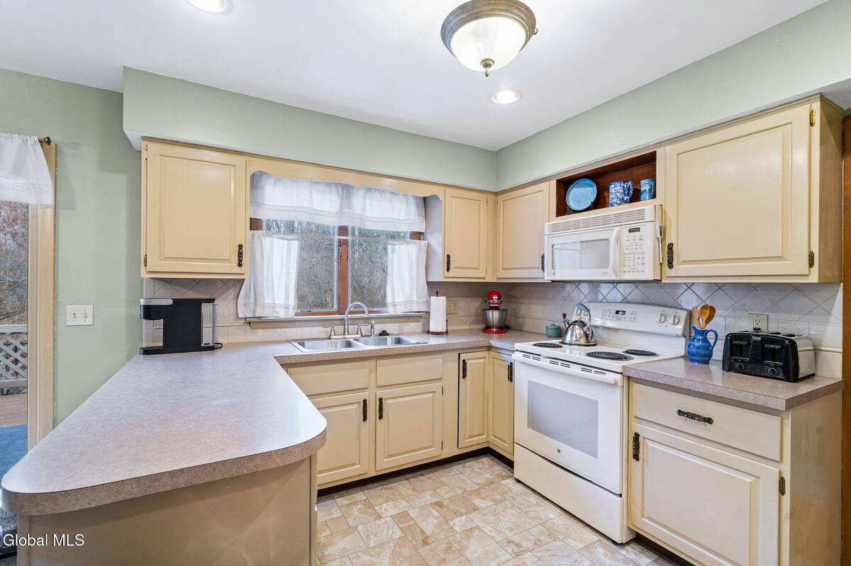 #32 photo, 1111 Rosehill Boulevard, Niskayuna , NY 12309