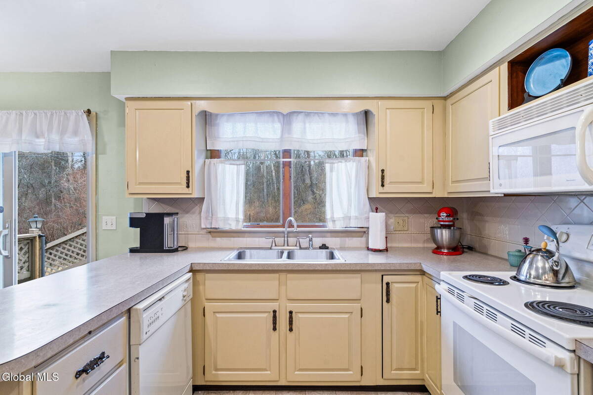 #33 photo, 1111 Rosehill Boulevard, Niskayuna , NY 12309