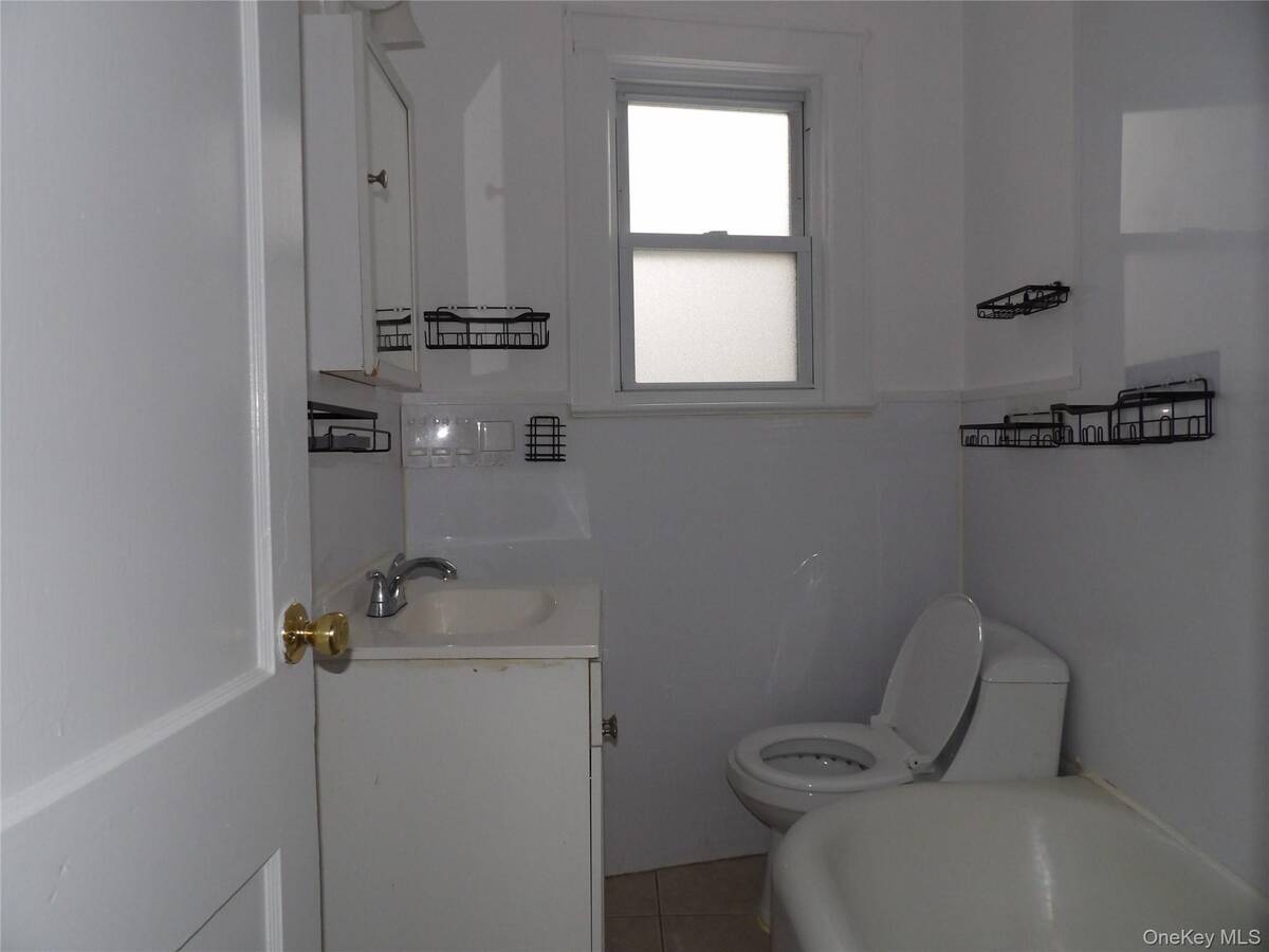 #6 photo, 457 Montauk Highway, #8, سوفولك West Islip , NY 11795