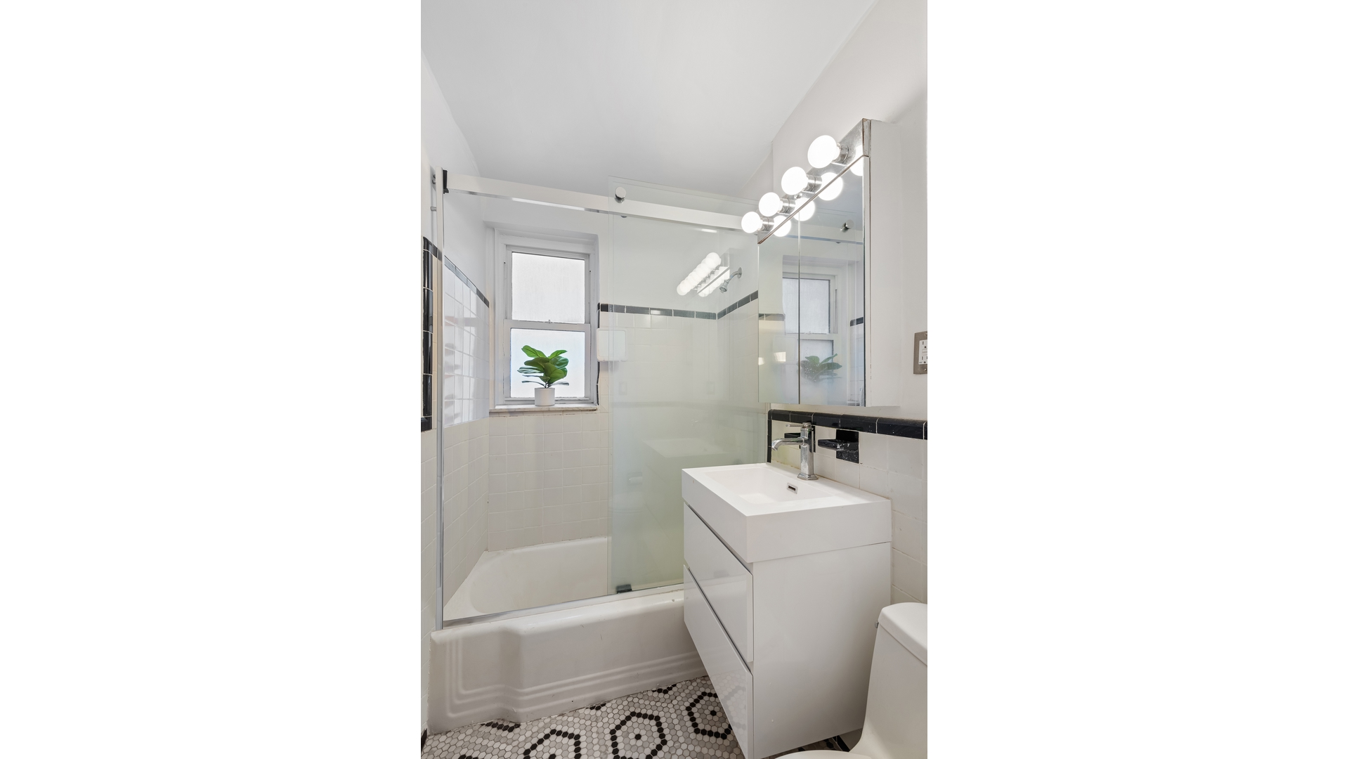 #6 photo, 54 E 8TH Street, Greenwich Village , NY 10003