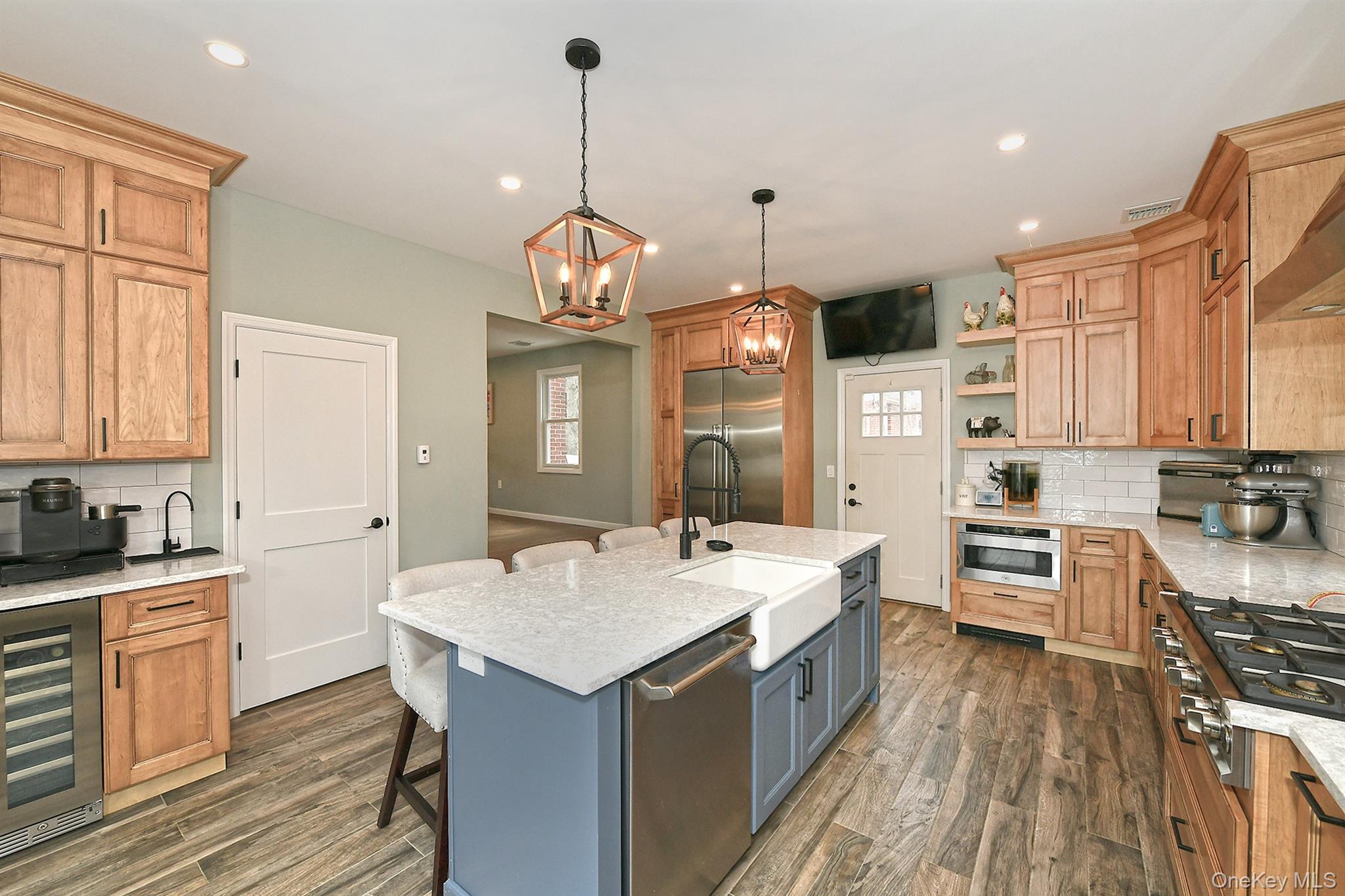 #12 photo, 2457 New York Avenue, सफ़ोक काउंटी Melville , NY 11747